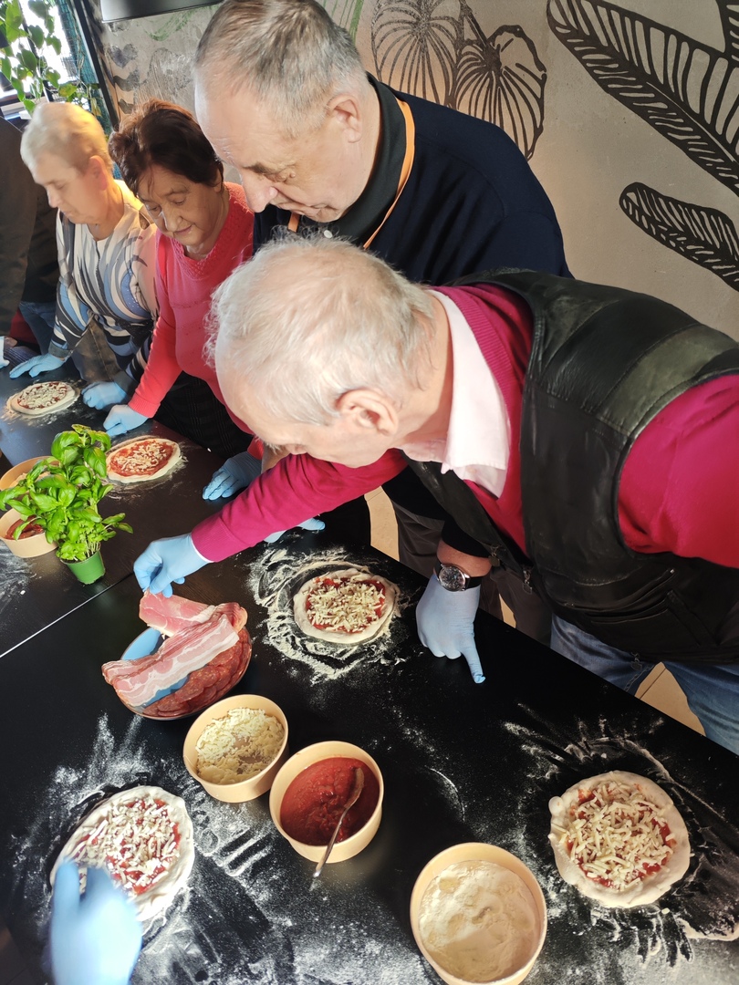 Zdjęcie wykonane podczas pracy nad samodzielnym wykonaniem pizzy