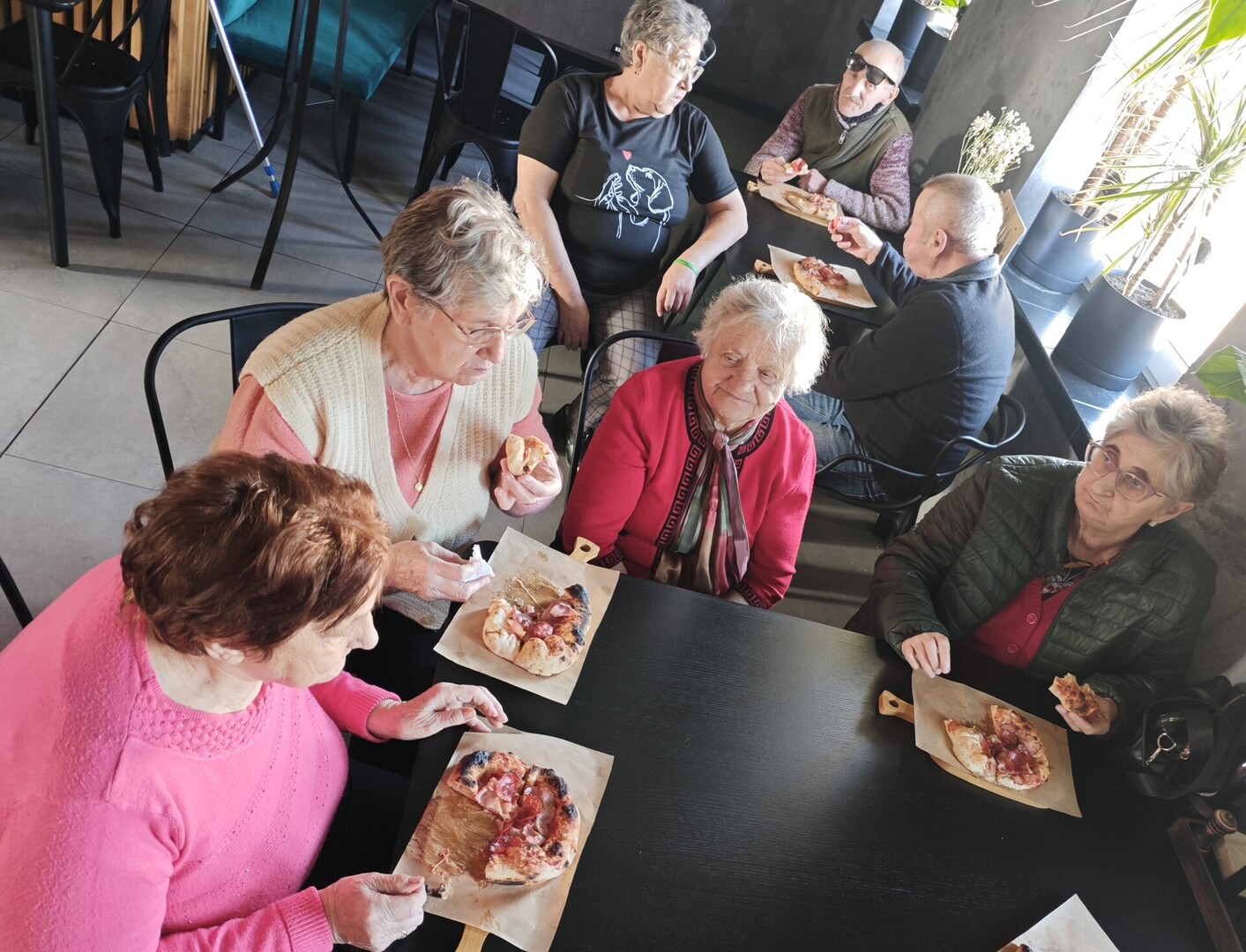 Na zdjęciu seniorzy degustują wykonaną przez siebie pizze