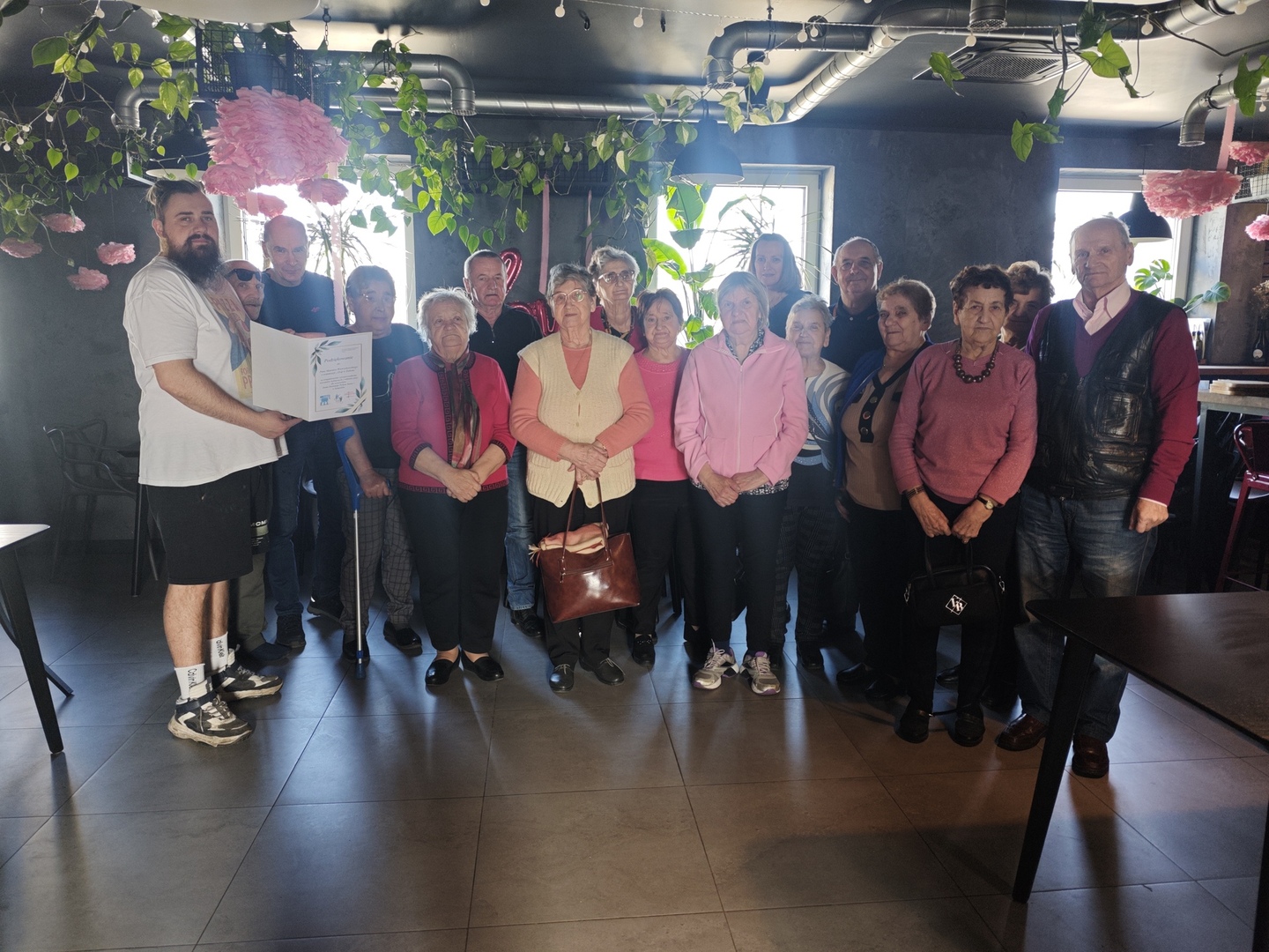 Zdjęcie przedstawia wszystkich uczestników spotkania w pizzerii