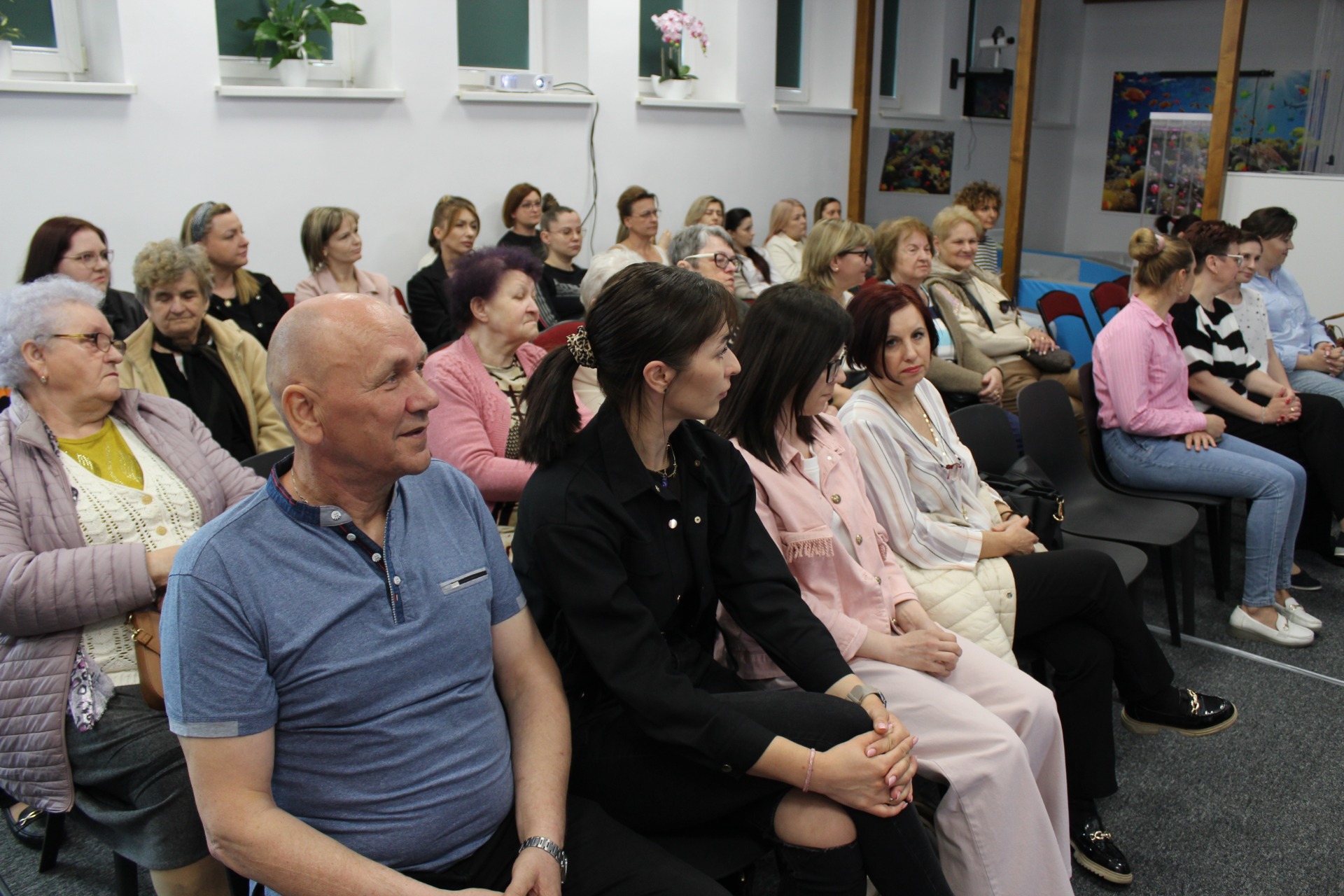 Zdjęcie przedstawia uczestników prelekcji przygotowanej przez koniński Klub „Amazonki” w Dziennym Centrum Wsparcia w Sompolnie