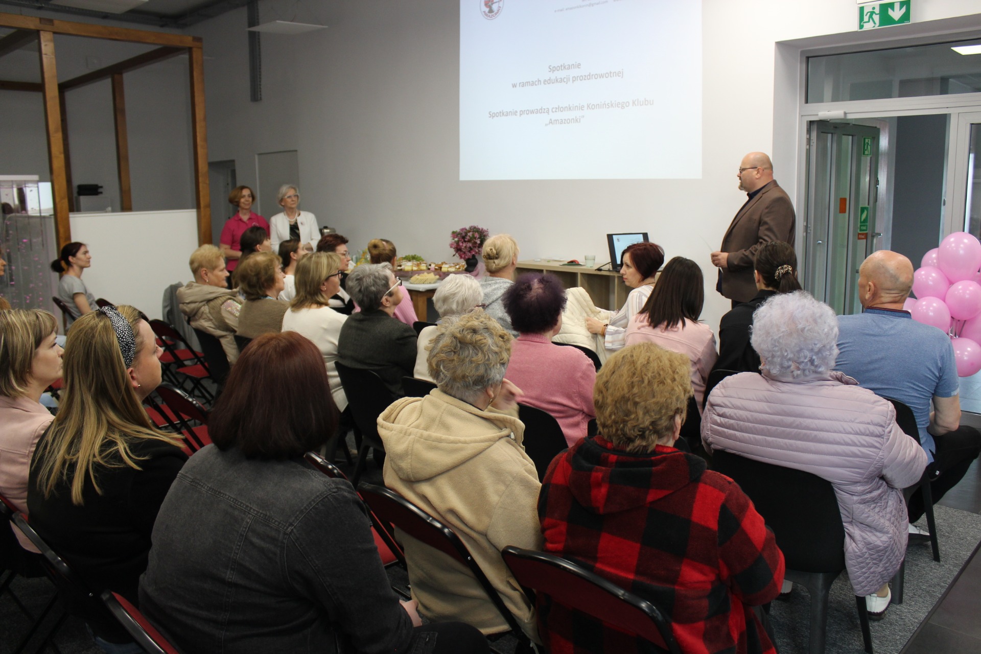 Na zdjęciu Dyrektor Miejsko-Gminnego Ośrodka Pomocy Społecznej w Sompolnie, który wita i przedstawia Panie z Konińskiego Klubu „Amazonki”. Fotografia przedstawia również zgromadzonych gości.