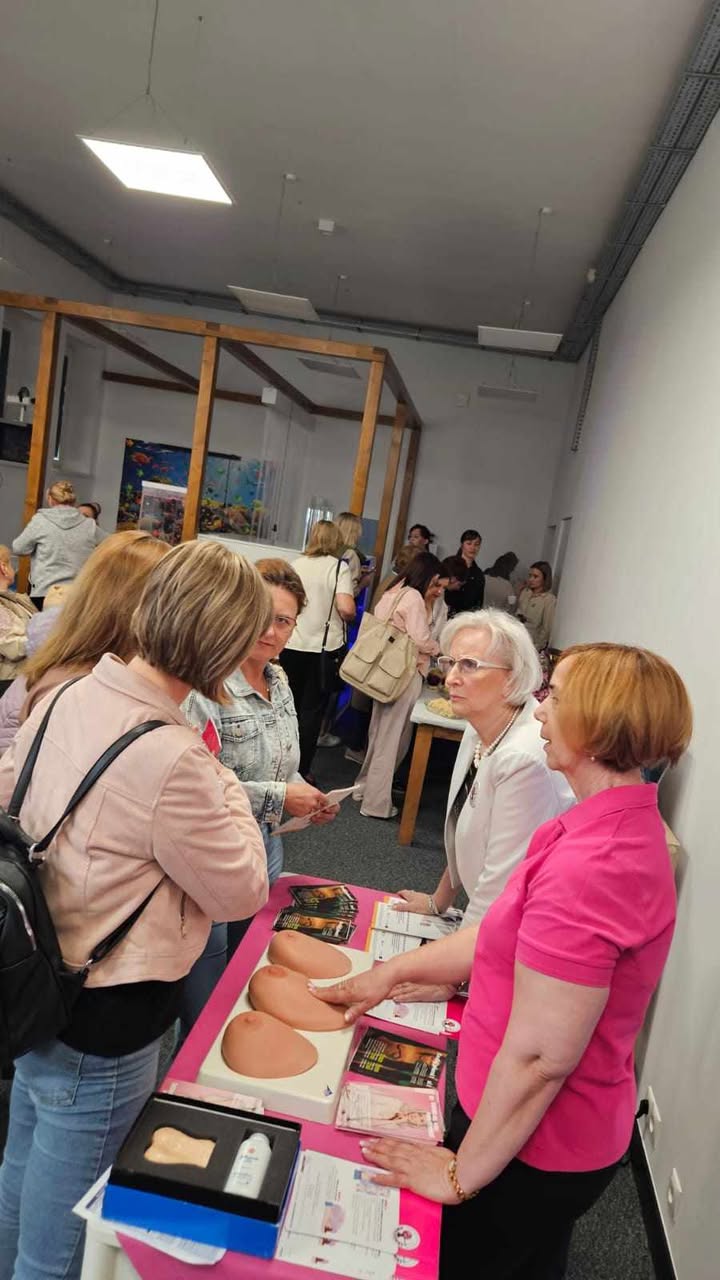 Na zdjęciu przedstawione są Panie z „Amazonek” , które pokazują zgromadzonym kobietą jak wykonywać samobadania piersi