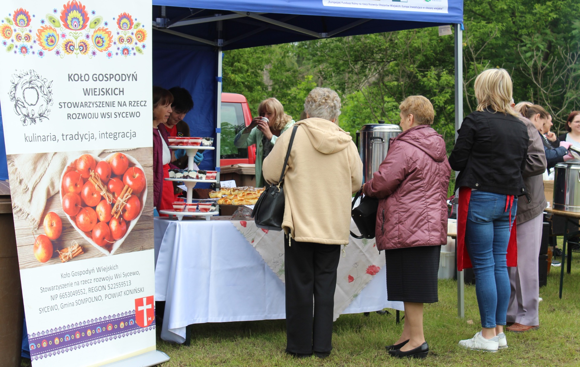 Zdjęcie przedstawia stoisko Koła Gospodyń Wiejskich z Sycewa podczas Majówki Seniora