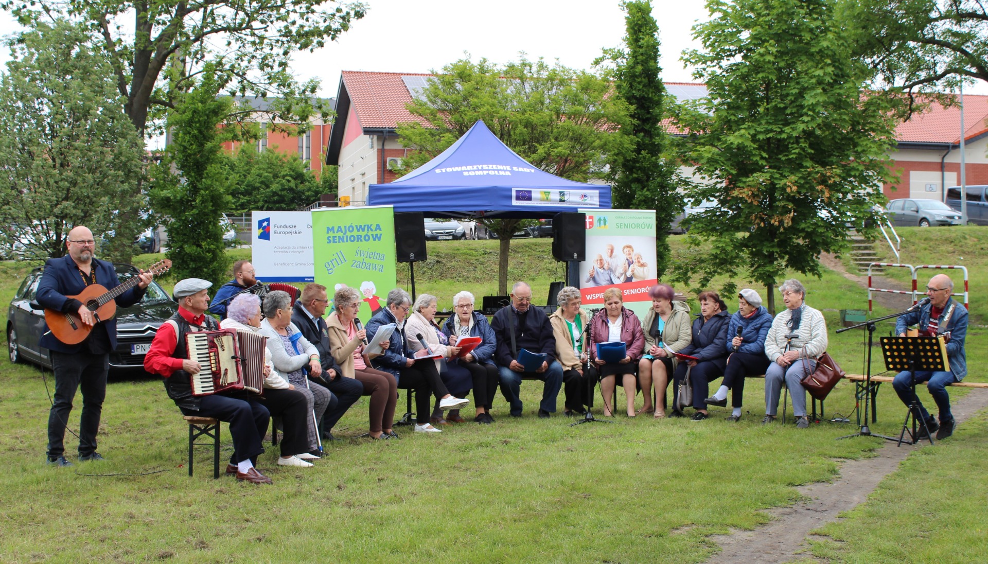 Zdjęcie wykonane podczas występu zespołu „ Wiecznie Młodzi” w czasie Majówki Seniora