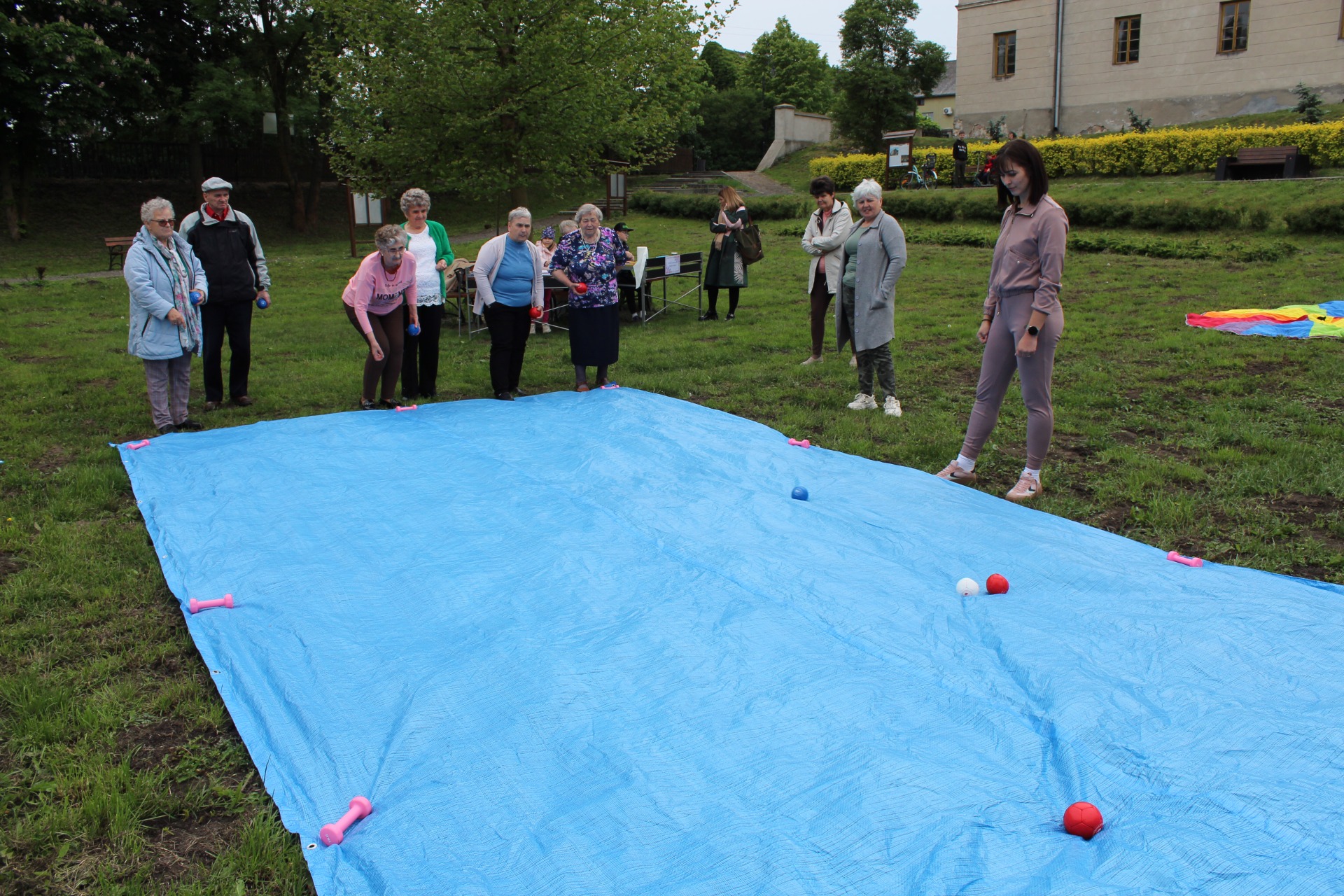 Zdjęcie przedstawi Seniorów podczas zorganizowanego na Majówce turnieju w boccie