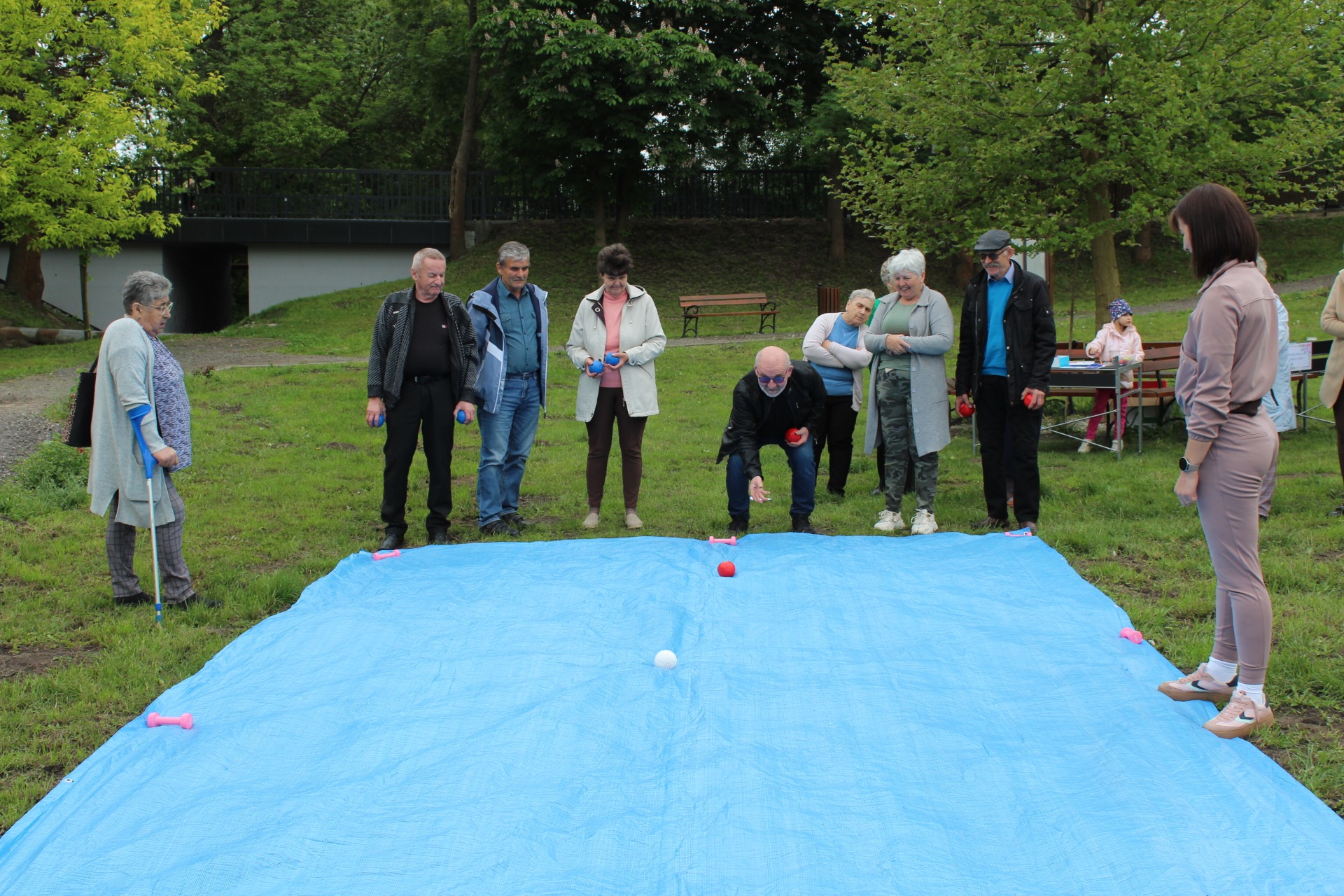 Zdjęcie przedstawi Seniorów podczas zorganizowanego na Majówce turnieju w boccie