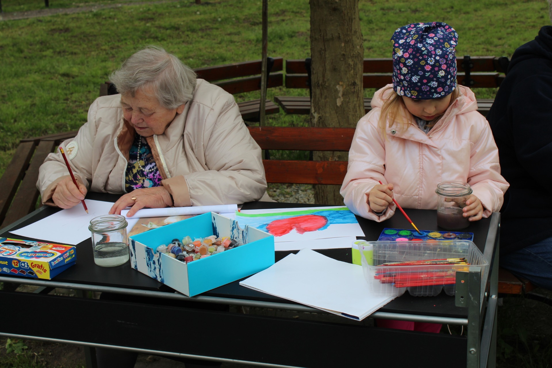 Na zdjęciu widzimy Seniorkę malującą obraz w konursie „ Majowa Łąka” zorganizowanym podczas Majówki Seniora