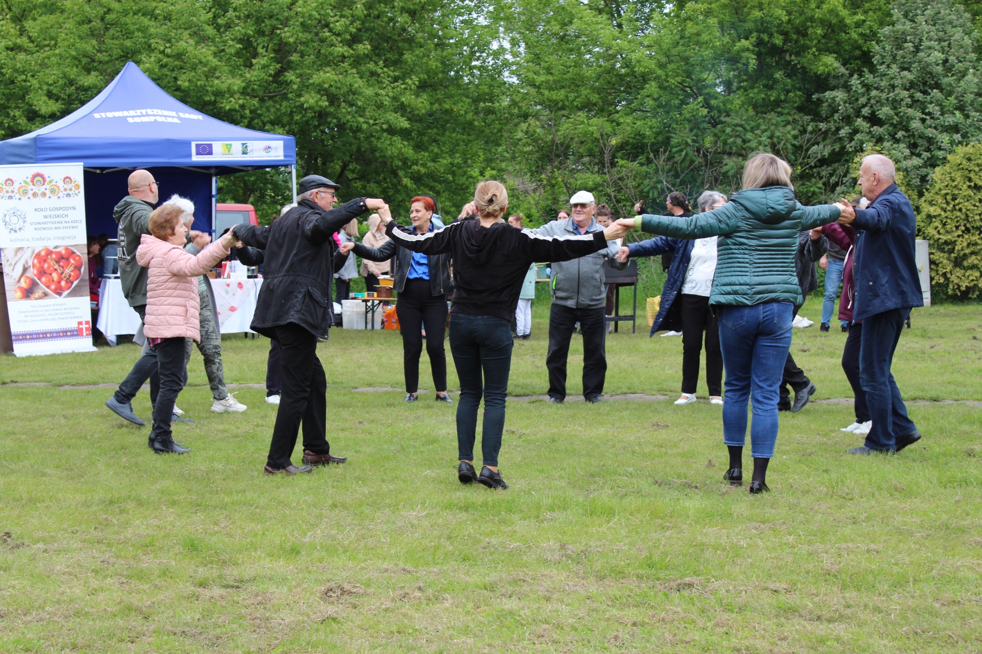 Na fotografii zobaczyć możemy Seniorów podczas zabawy tanecznej na Majówce na Seniora.