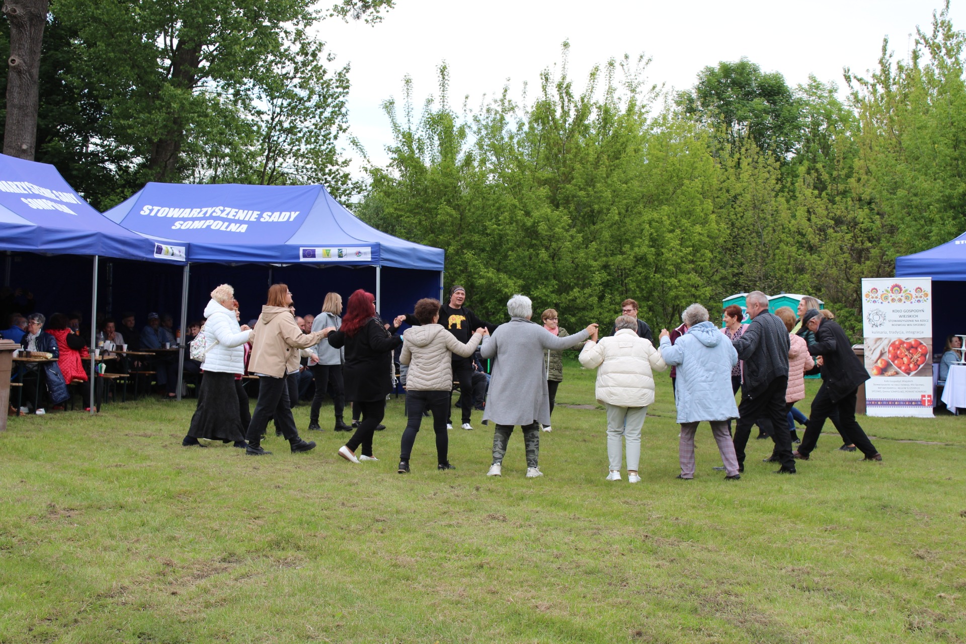Na zdjęciu zobaczyć możemy tańczących w kole Seniorów podczas zabawy tanecznej na Majówce na Seniora.