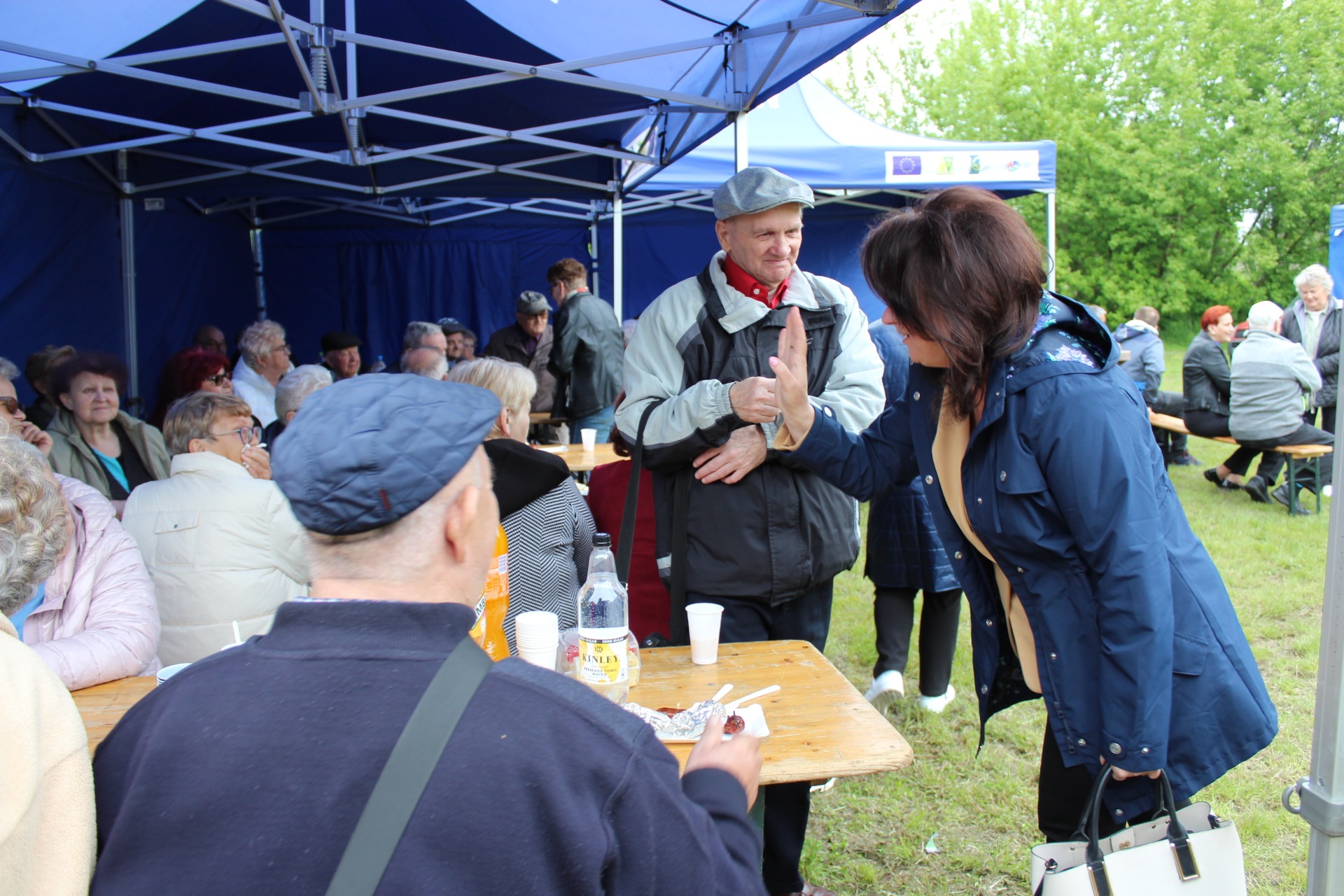 Na zdjęciu widzimy Panią Anetę Niestrawską – Sekretarz Gminy Sompolno, która rozmawia z seniorami na Majówce.
