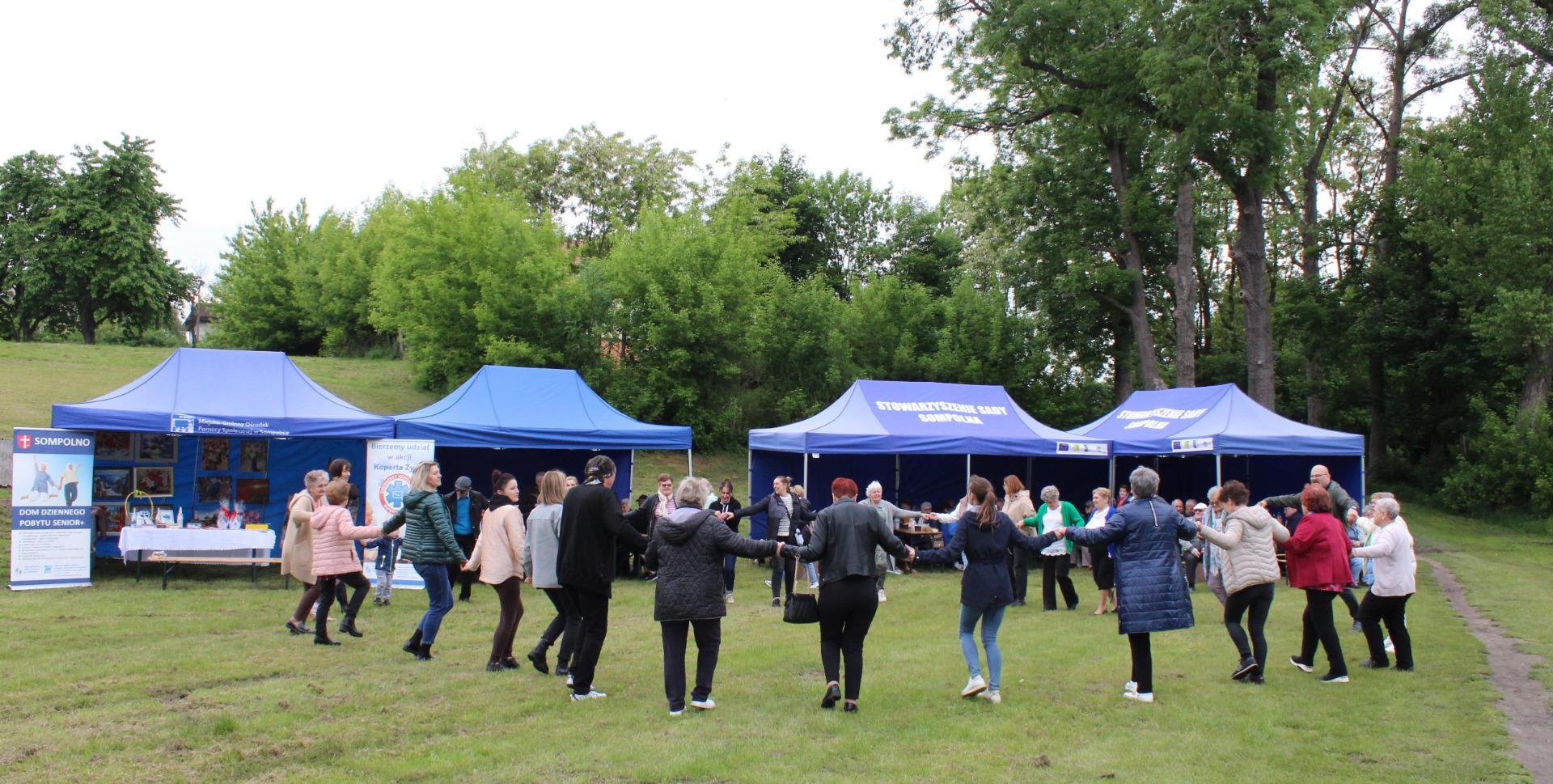 Na zdjęciu zobaczyć możemy tańczących w kole Seniorów podczas zabawy tanecznej na Majówce na Seniora.