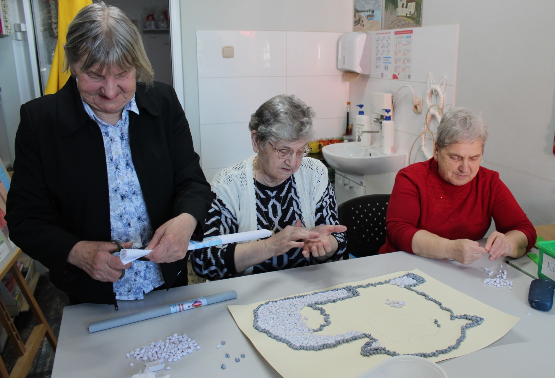 Na zdjęciu panie wykonują baranka z kulek bibuły