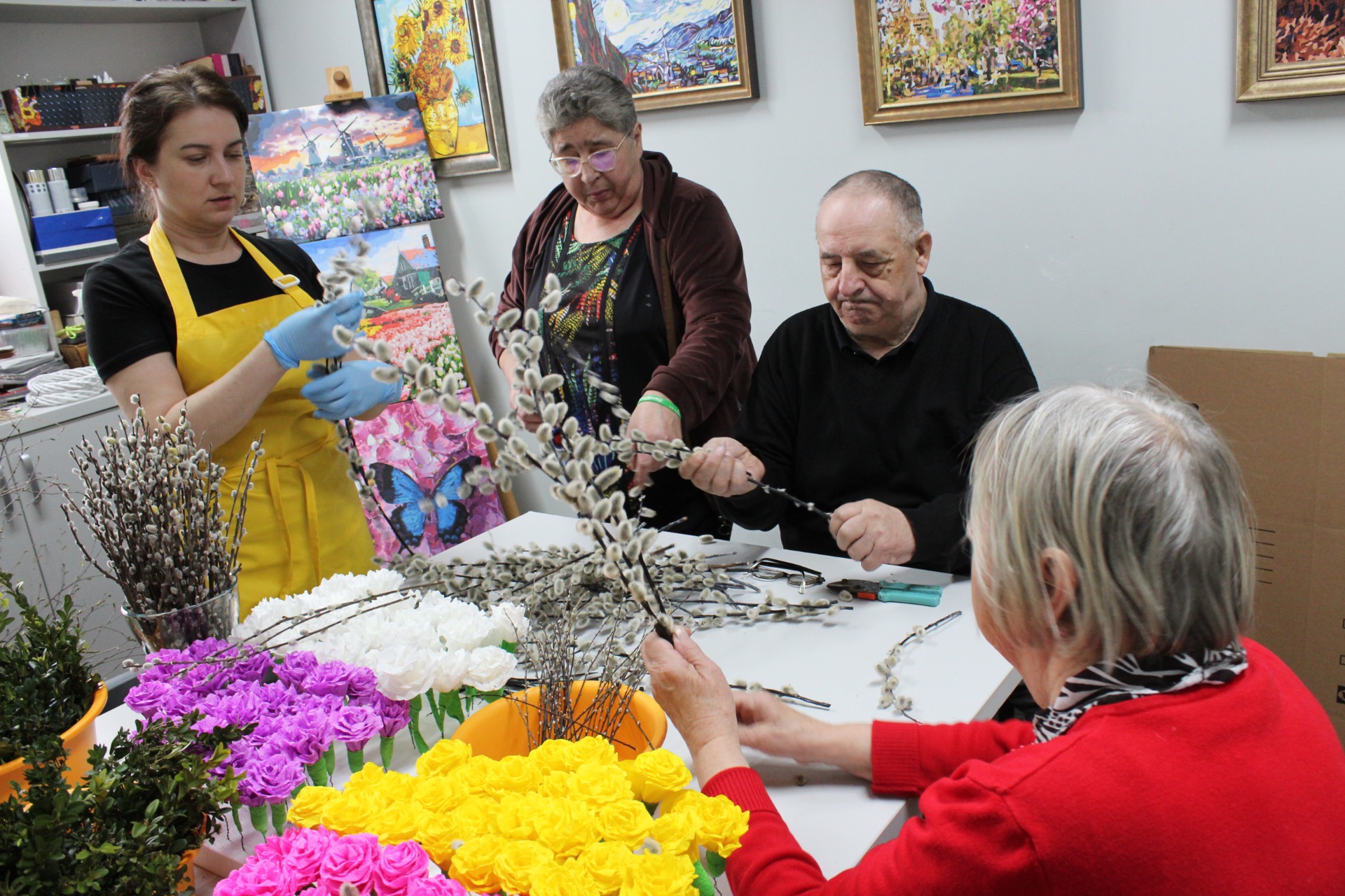 Zdjęcie przedstawia układanie palm wielkanocnych