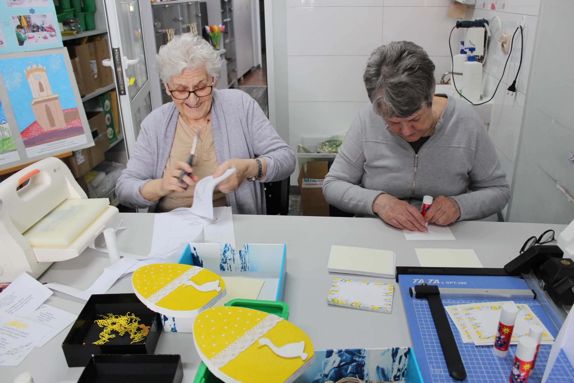Na zdjęciu dwie seniorki wykonują kartki wielkanocne