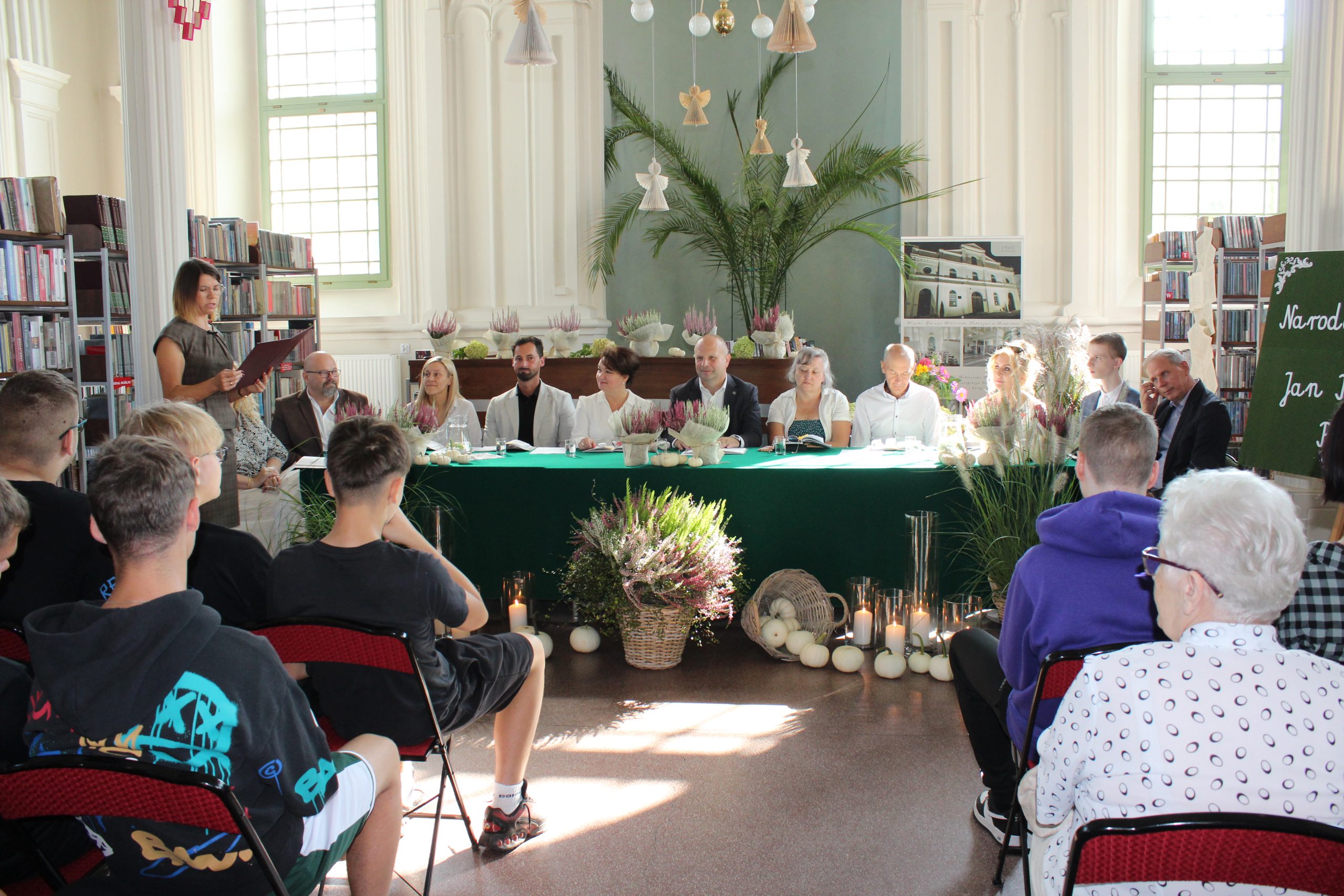 Fotografia wykonana w Miejsko – Gminnej Bibliotece Publicznej w Sompolnie podczas Narodowego Czytania.