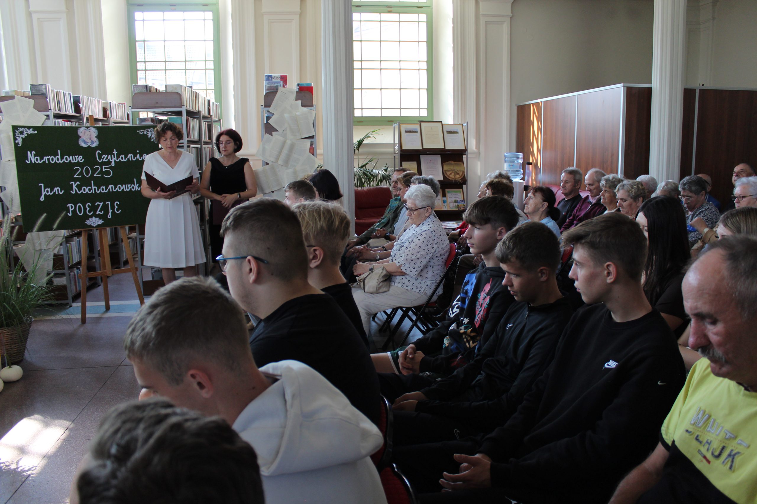 Na zdjęciu panie bibliotekarki czytają wprowadzenie do narodowego czytania.
