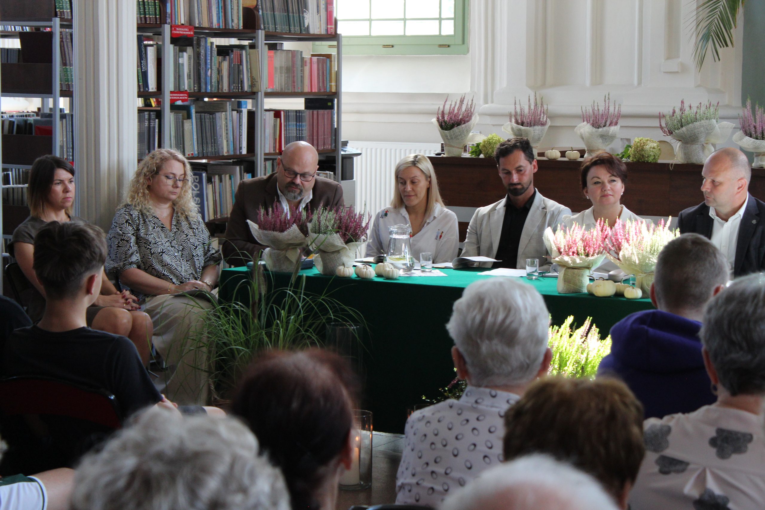 Zdjęcie przedstawia przedstawicieli urzędu oraz osoby publiczne z Sompolna czytające wybrane teksty