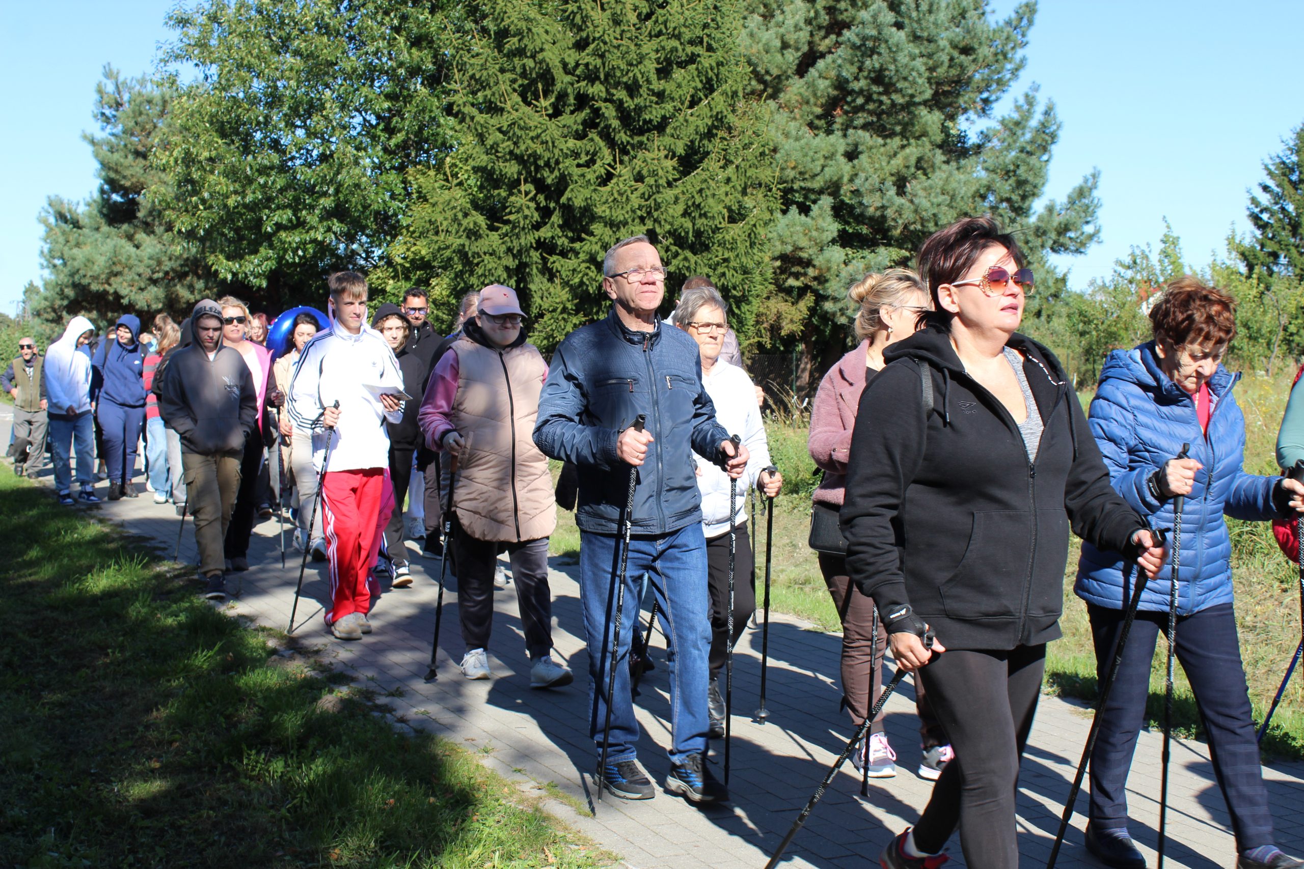 Uczestnicy marszu idący ścieżką pieszo – rowerową