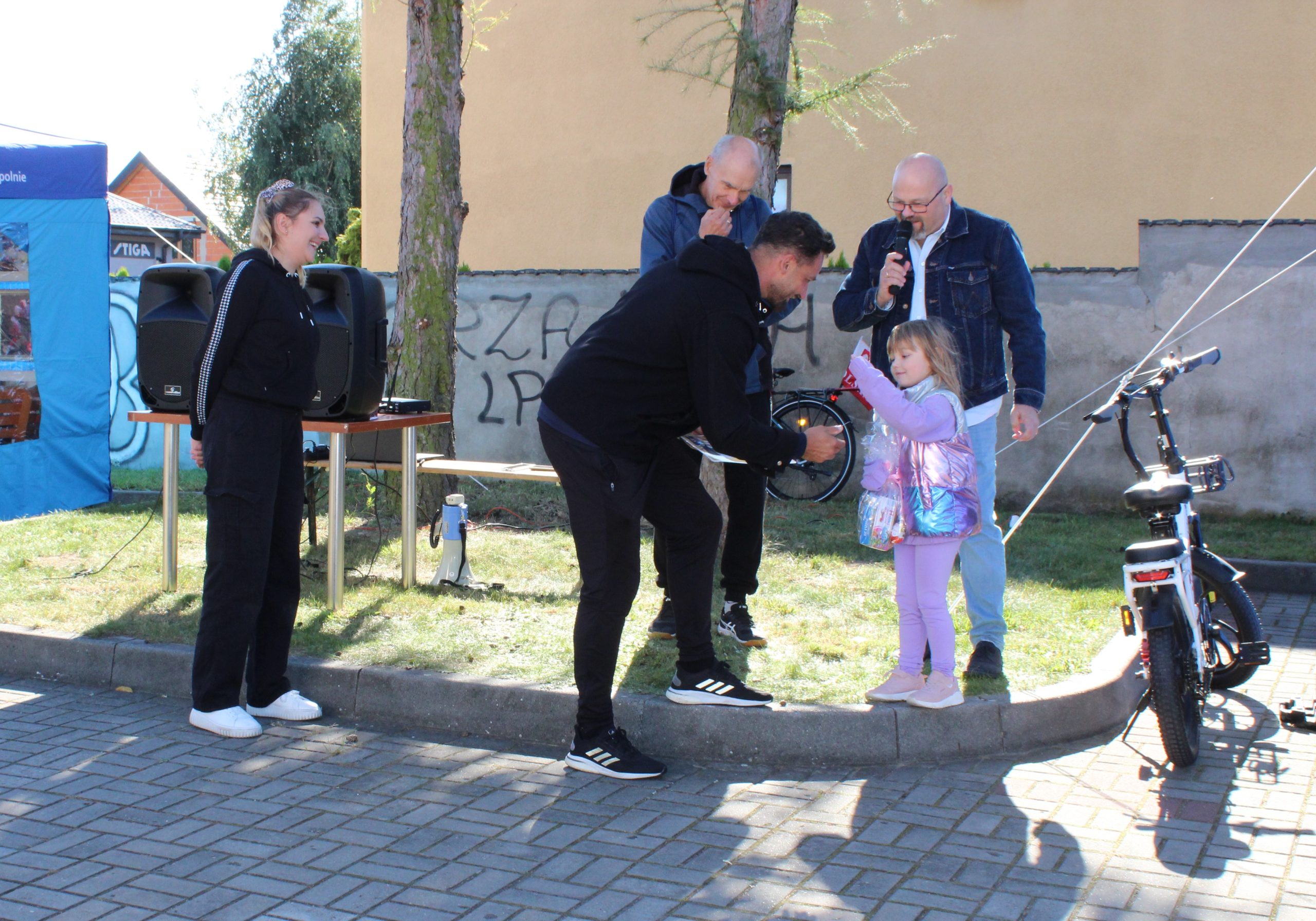 Na zdjęciu dyplom i upominek otrzymuje najmłodsza uczestniczka marszu