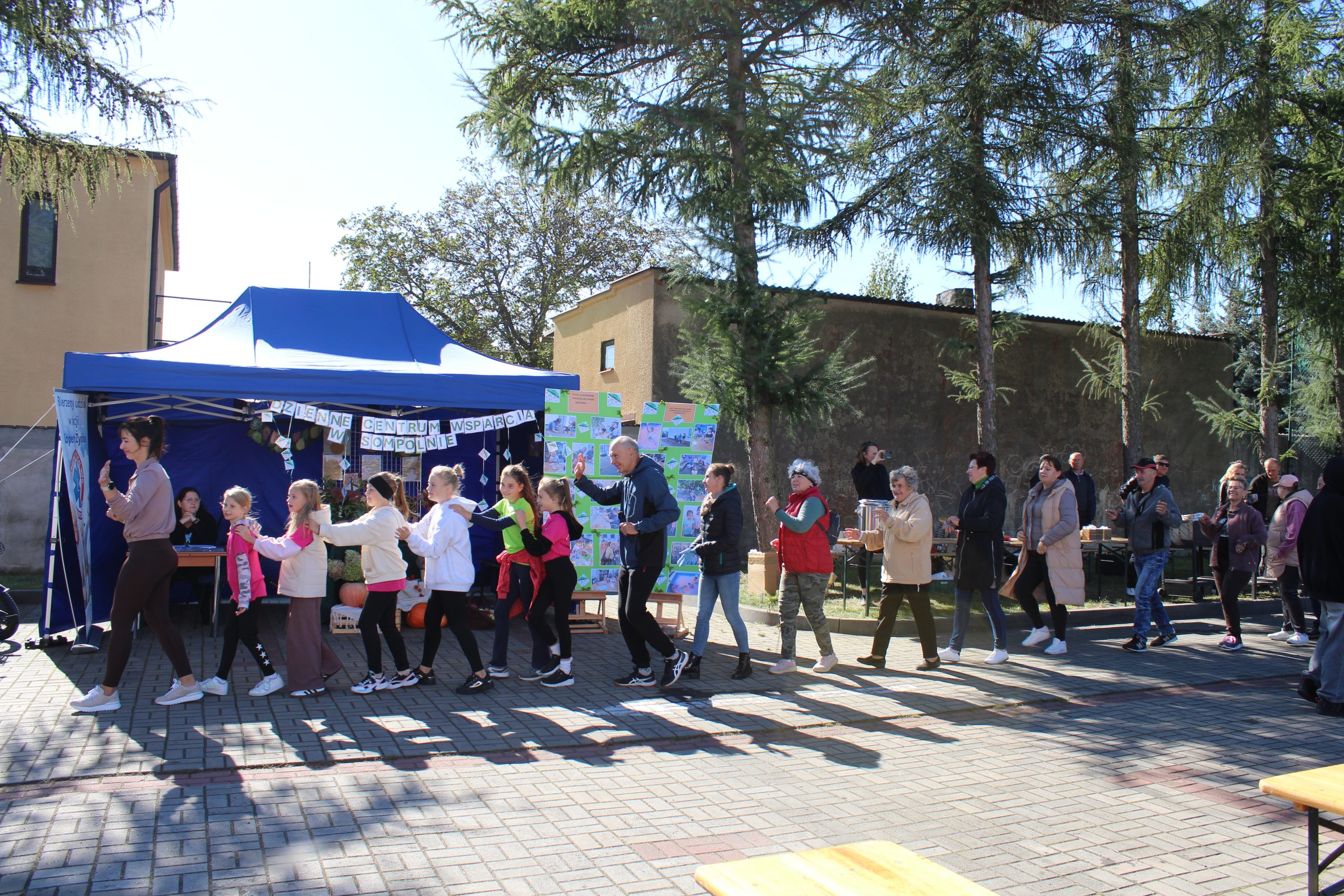 Na fotografii uczestnicy marszu bawią się w pociąg