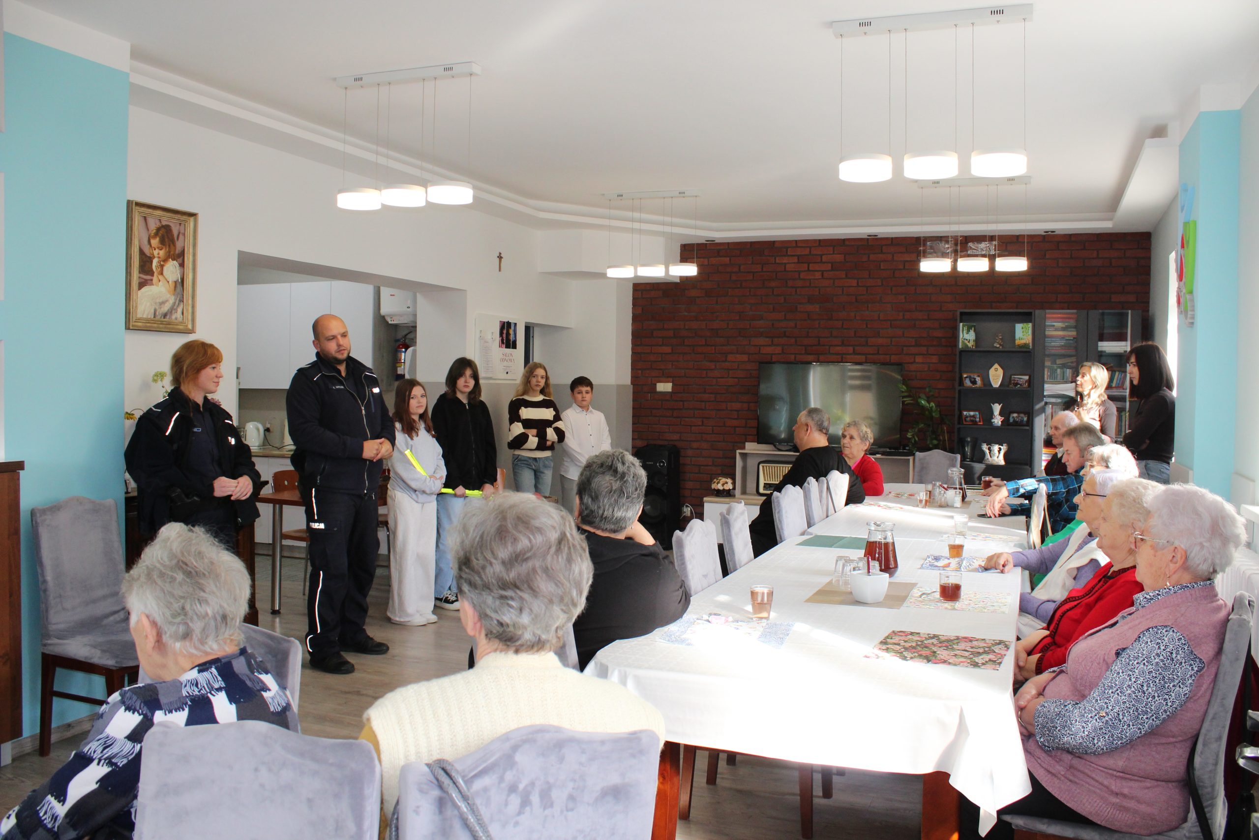 Na zdjęciu policjant i policjantka, dzieci ze szkoły w Lubstowie oraz seniorzy