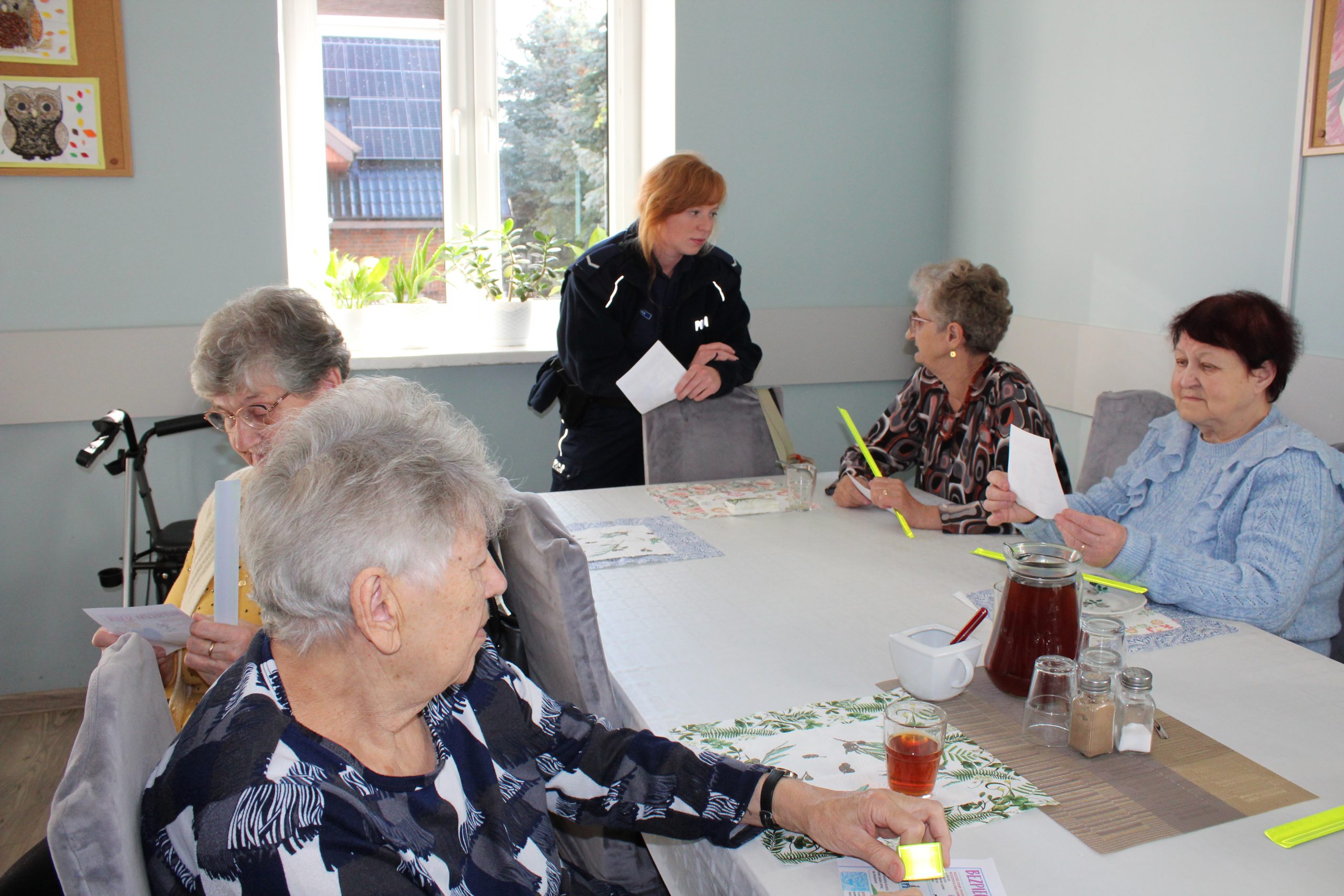 Policjantka rozmawia z seniorką