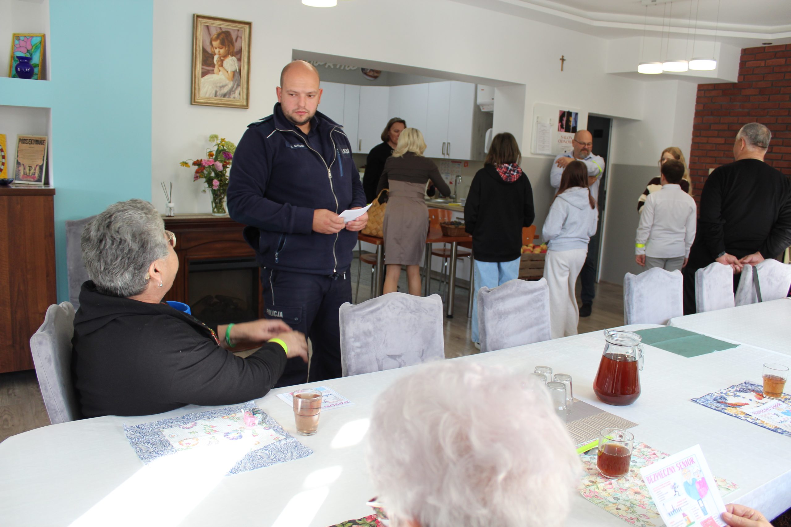 Policjant rozmawia z seniorką