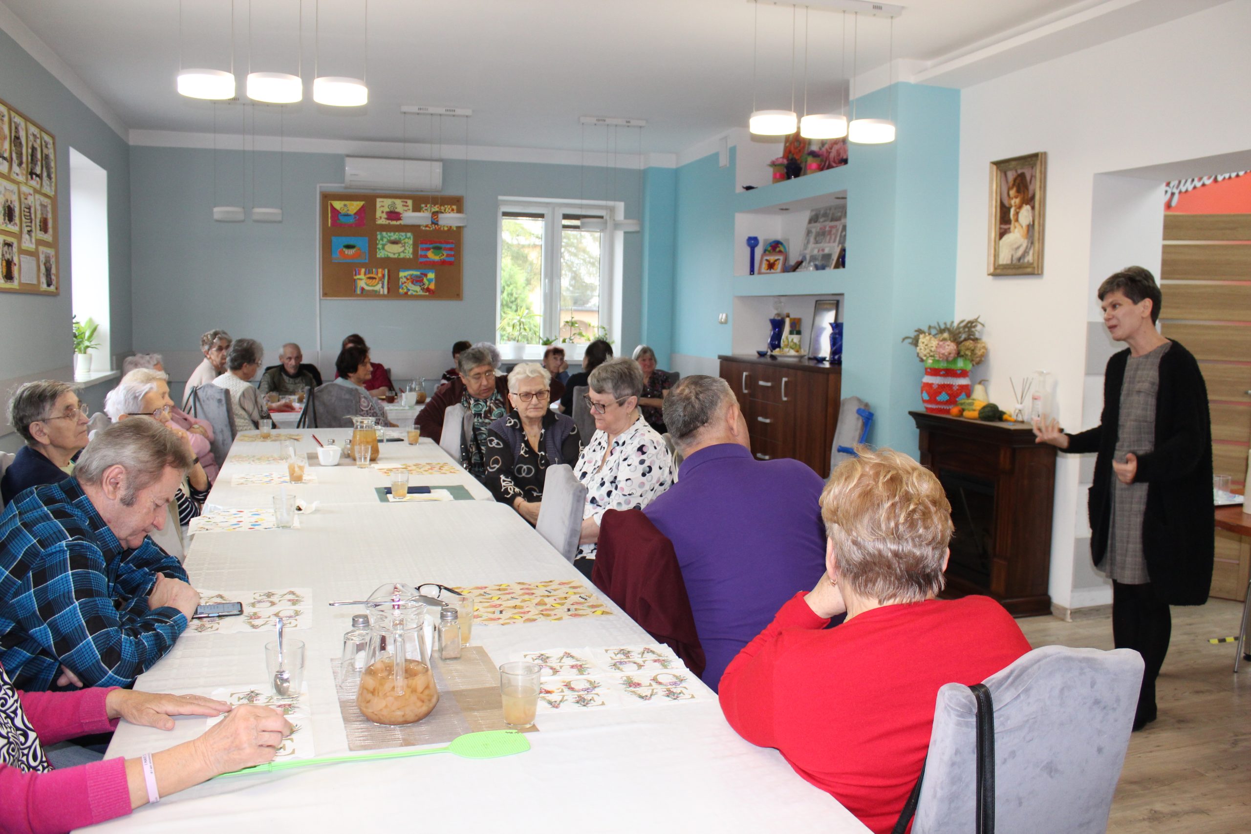 2) Na zdjęciu uczestnicy ddp słuchają wykładu pani Joanny Grzechowiak
