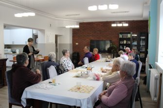 1) Zdjęcie wykonane w sali głównej domu dziennego pobytu w Sompolnie podczas spotkania z panią Joanną Grzechowiak – doradcą obywatelskim.