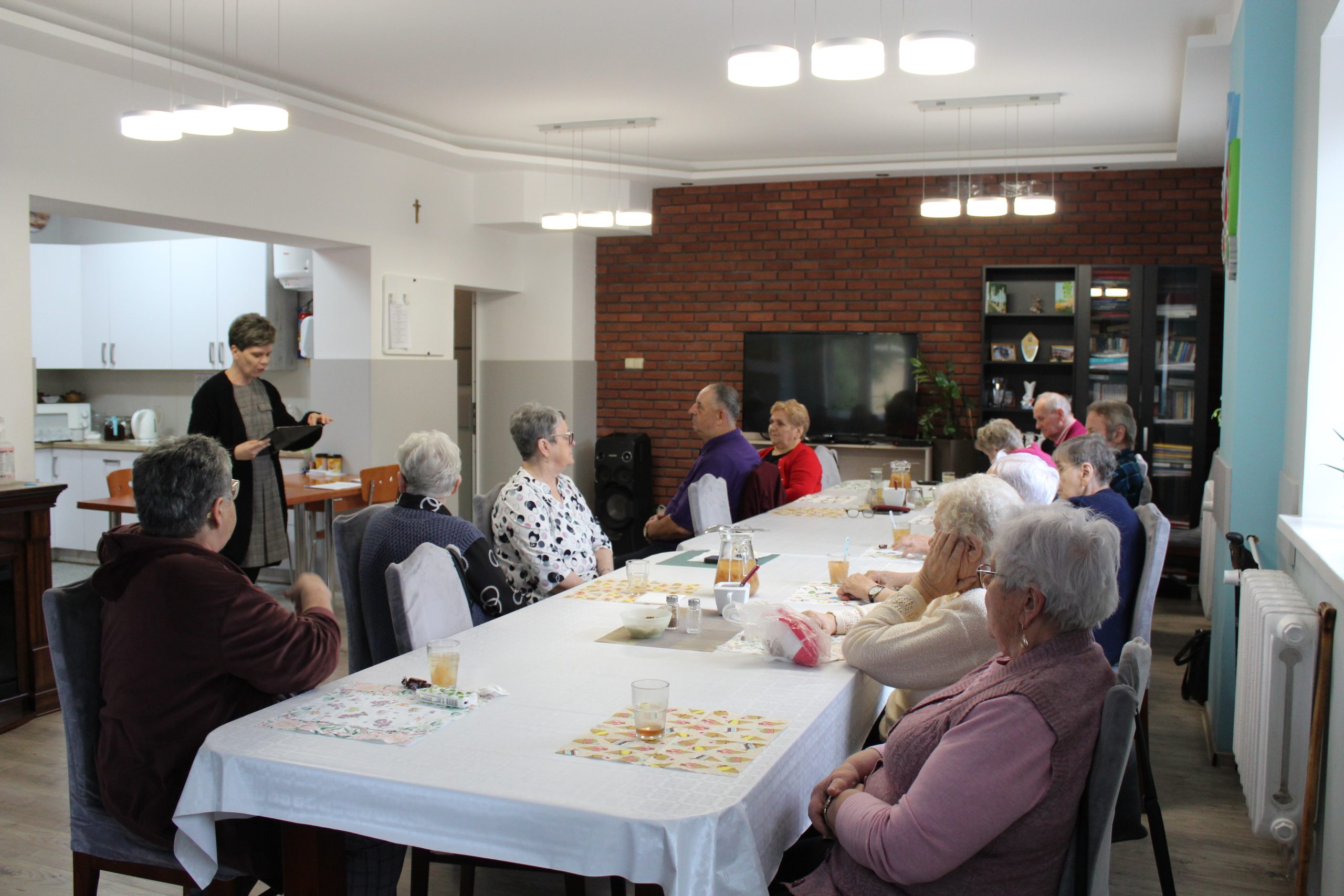 1) Zdjęcie wykonane w sali głównej domu dziennego pobytu w Sompolnie podczas spotkania z panią Joanną Grzechowiak – doradcą obywatelskim.
