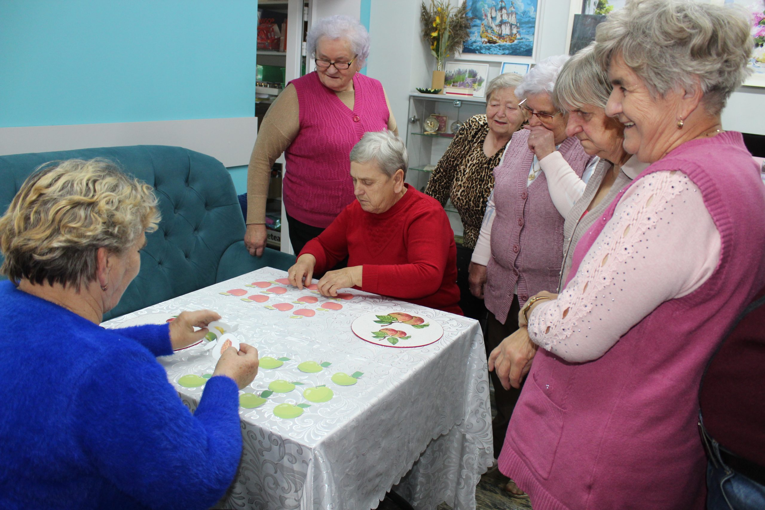 5) Na zdjęciu widzimy Seniorów podczas gdy „ Jabłuszkowe Memory”