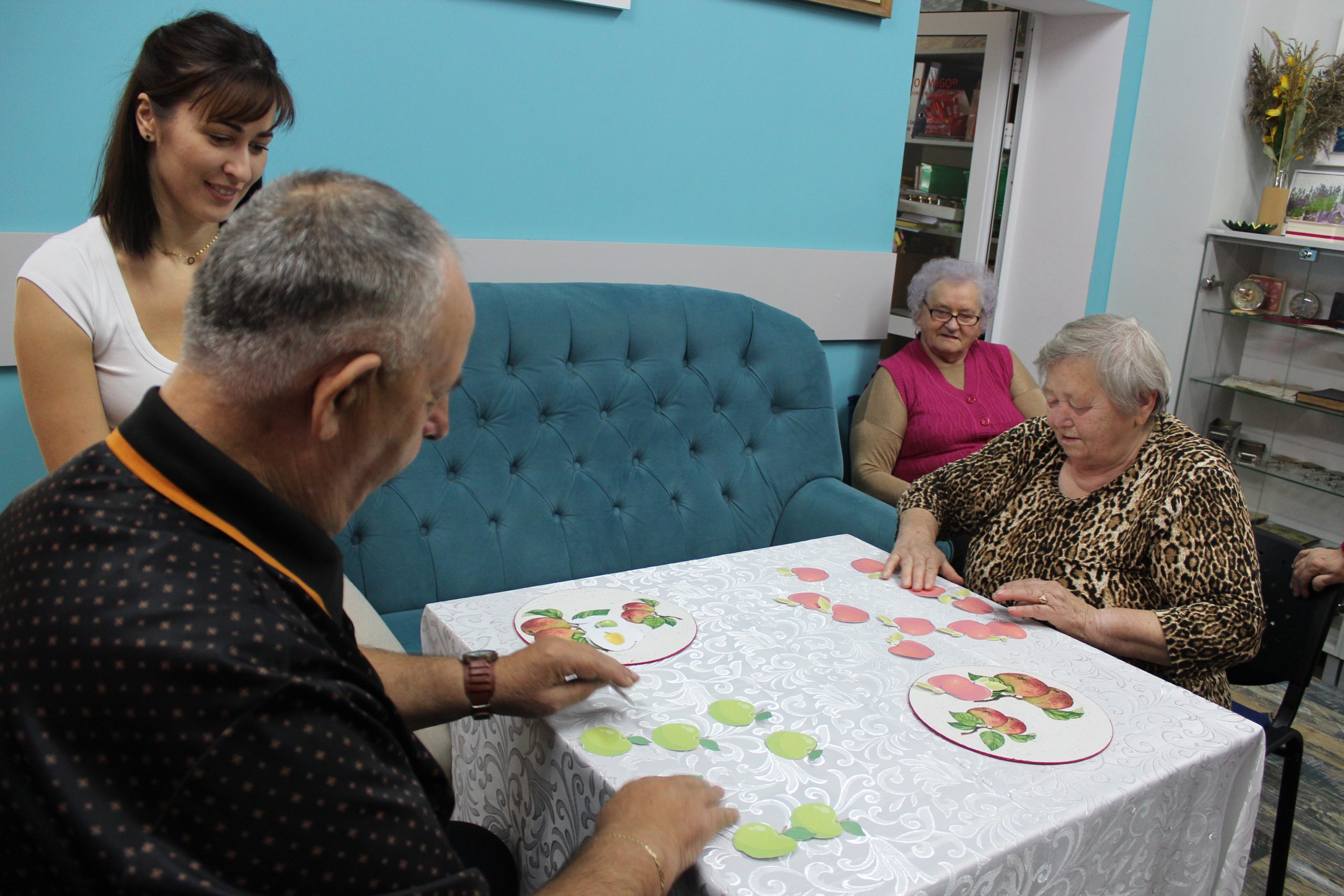 6) Zdjęcie przedstawia uczestników DDP podczas gry „Jabłuszkowe Memory)