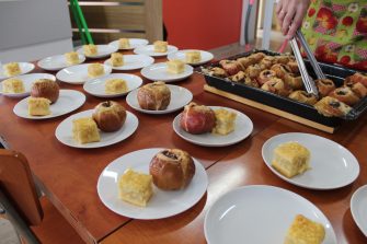 7) Na zdjęciu widać pieczone jabłka serwowane Seniorom z okazji „ Dnia Jabłka”