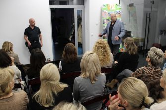 5) Zdjęcie przedstawia dyrektora mgops, Pawła Boguszewskiego oraz osoby zebrane podczas wykładu.