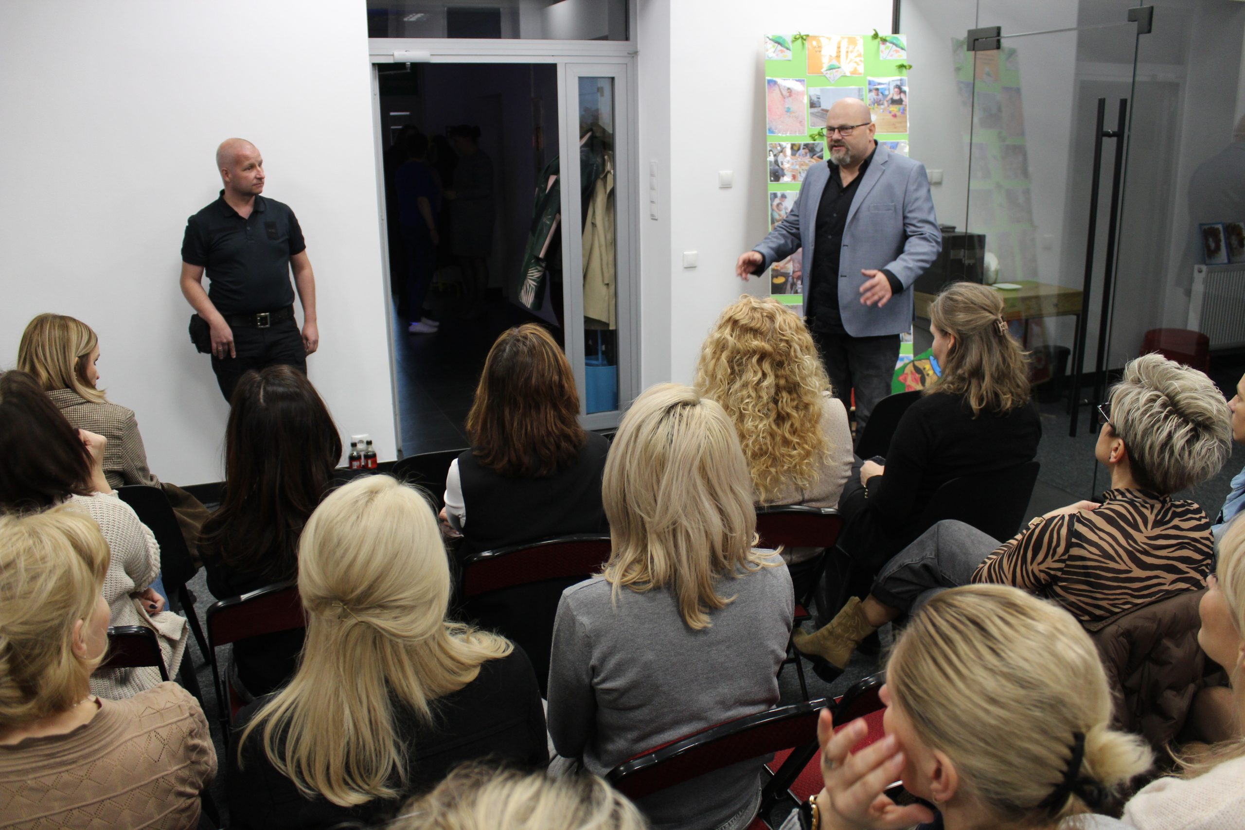 5) Zdjęcie przedstawia dyrektora mgops, Pawła Boguszewskiego oraz osoby zebrane podczas wykładu.