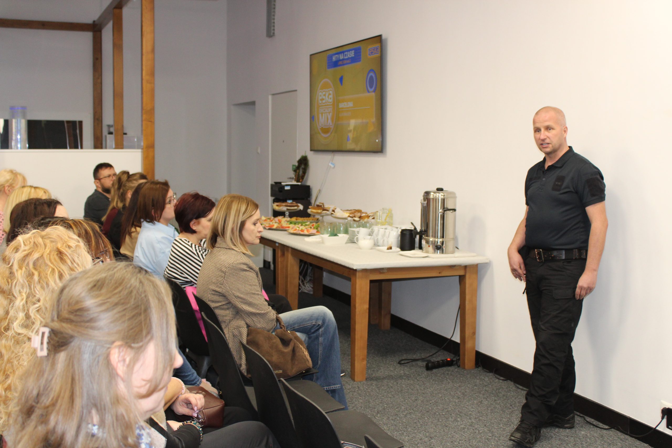 4) Na fotografii nauczyciele, pedagodzy, pracownicy socjalni, przedstawicielka policji podczas spotkania w dziennym centrum wsparcia