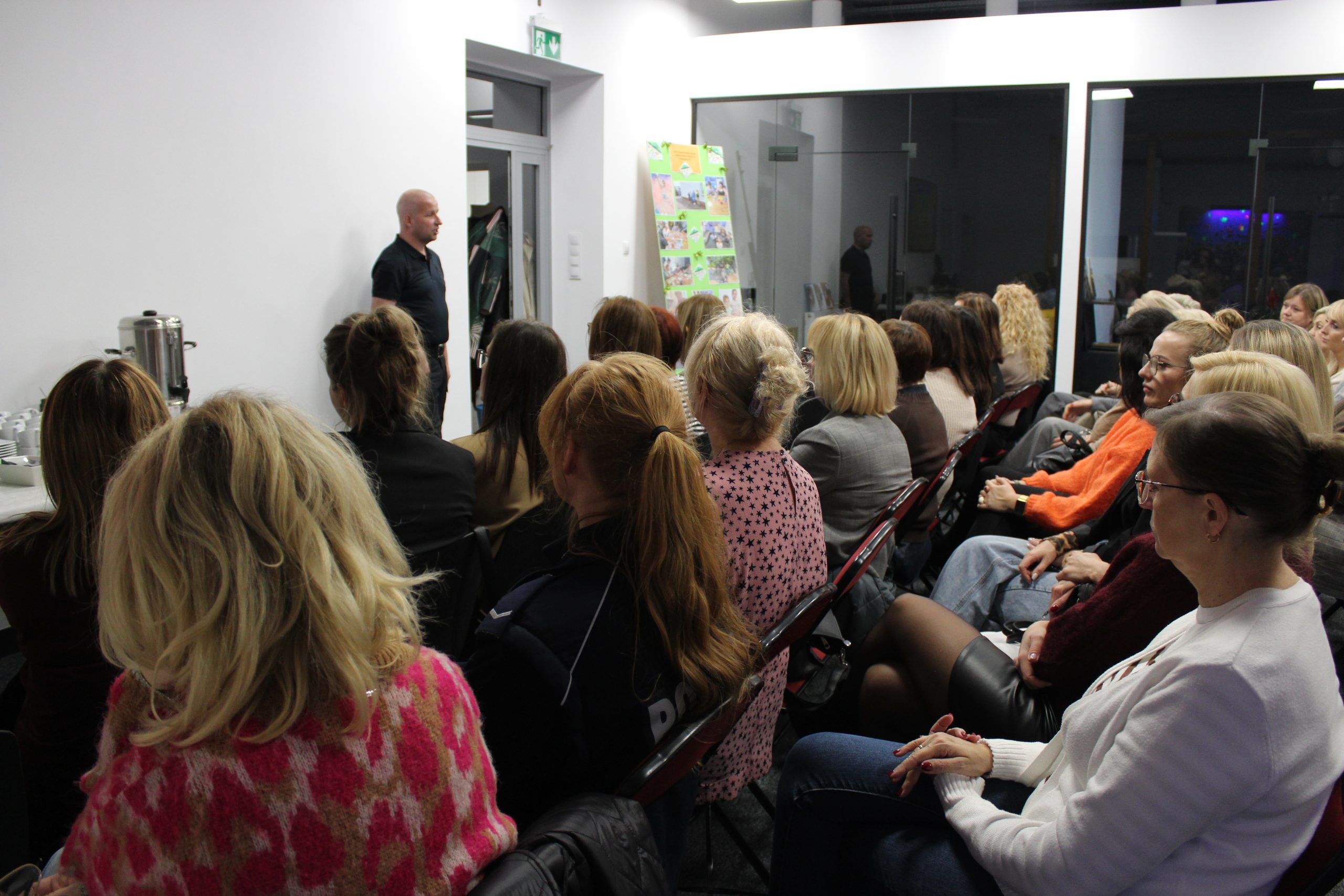 3) Na zdjęciu Pan Paweł Boguszewski oraz grupa osób słuchających.