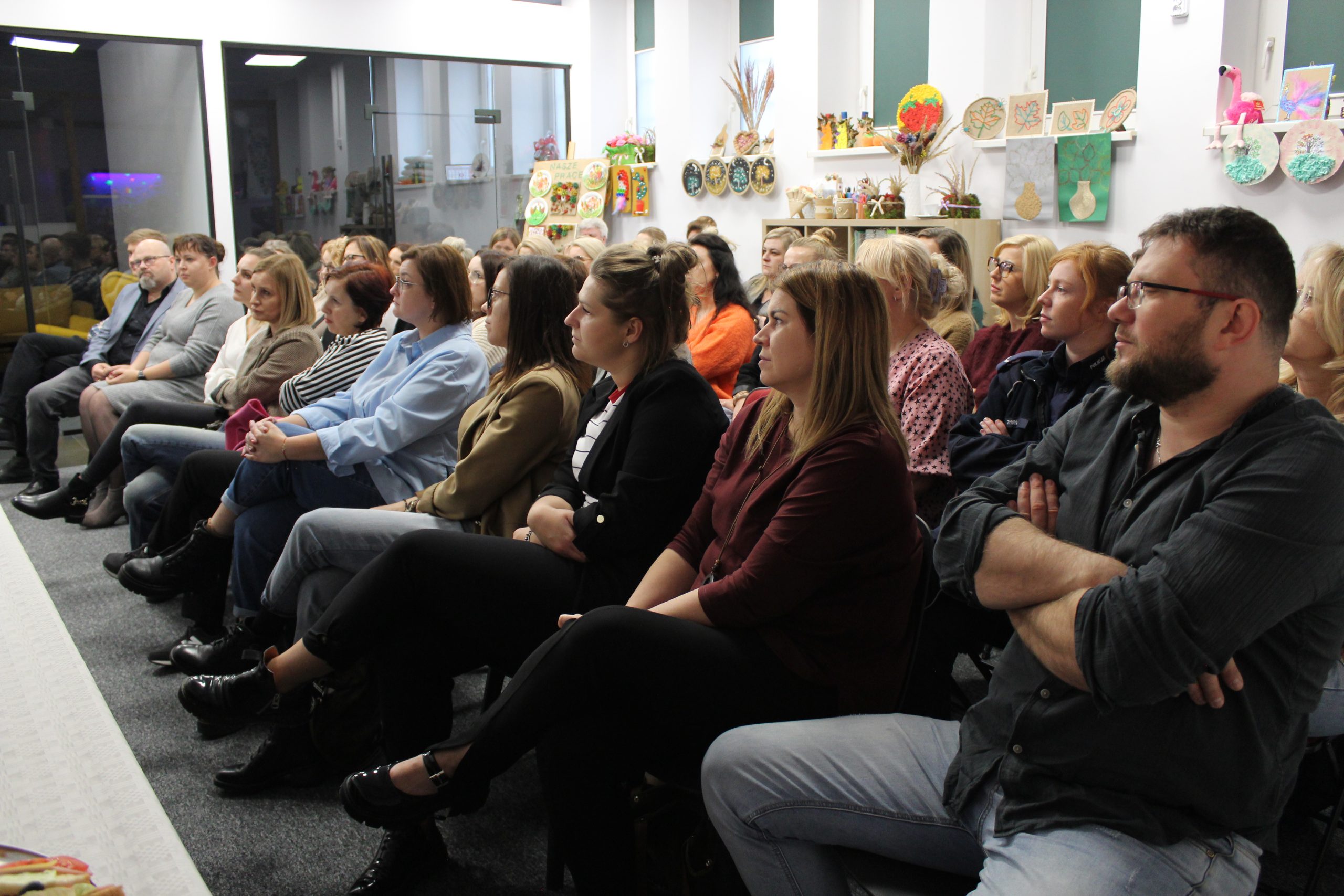2) Zdjęcie przedstawia pana Pawła Boguszewskiego opowiadającego o swojej pracy oraz uczestników spotkania edukacyjno – profilaktycznego.
