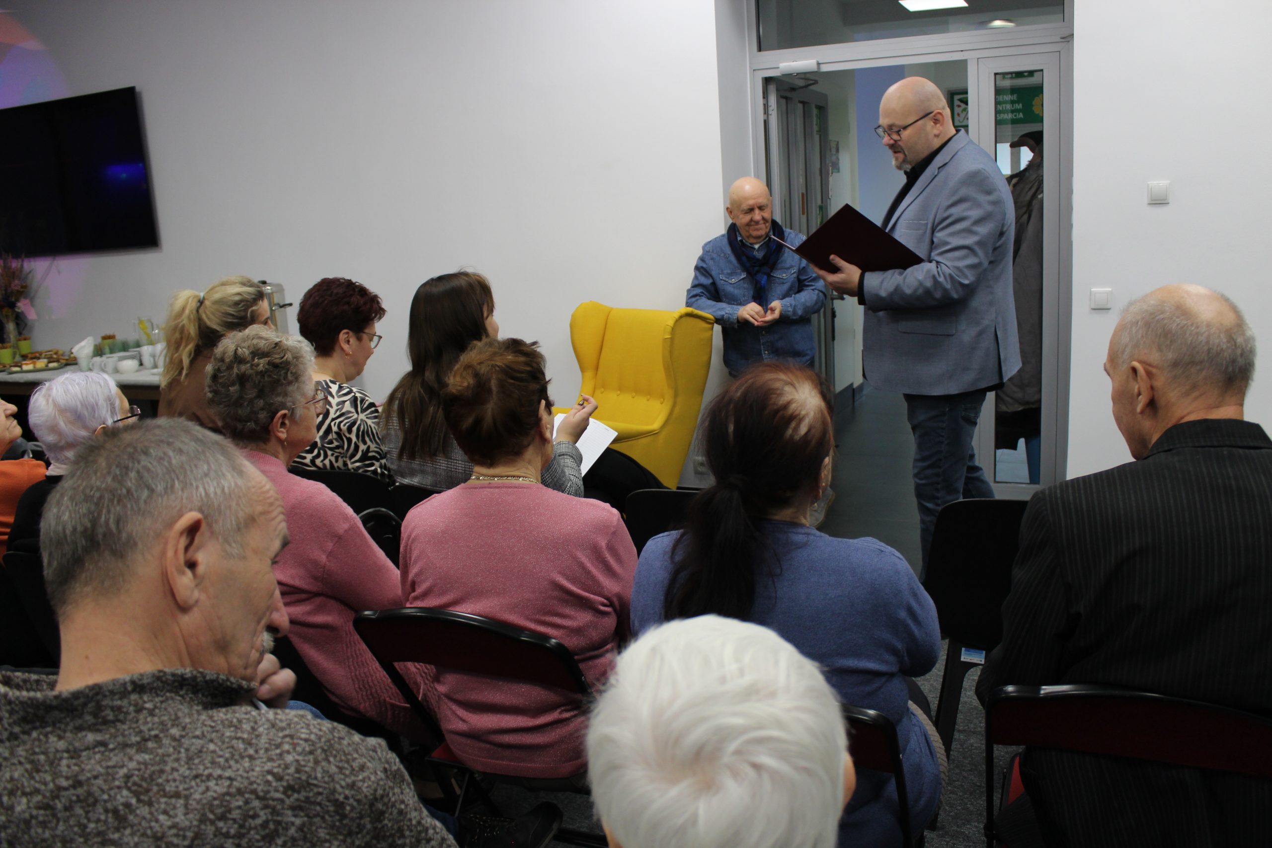 1. Zdjęcie przedstawia Dyrektora MGOPS –Tomasza Majewskiego, który wita zaproszonego na spotkanie autorskie Stanisława Pigułę