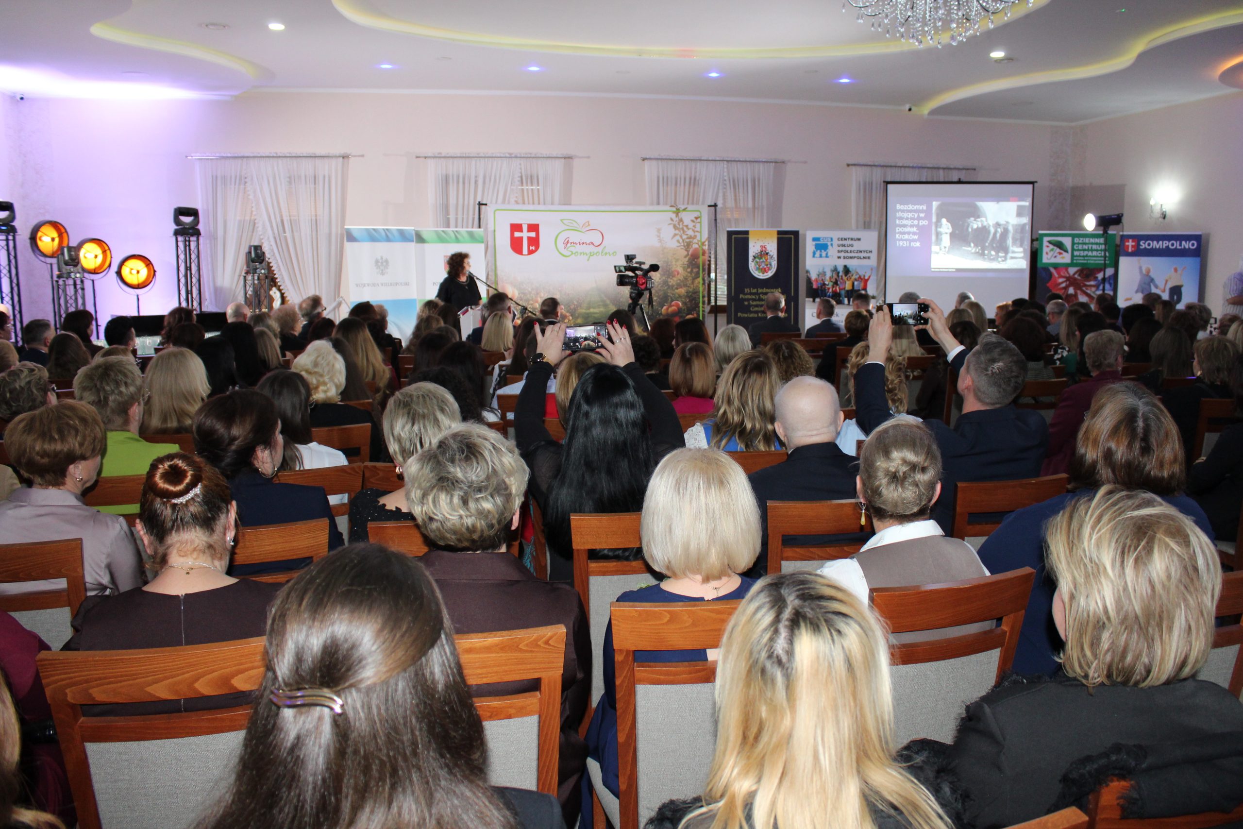 2) Na zdjęciu pracownicy ośrodków podczas prezentacji filmu o historii pomocy społecznej