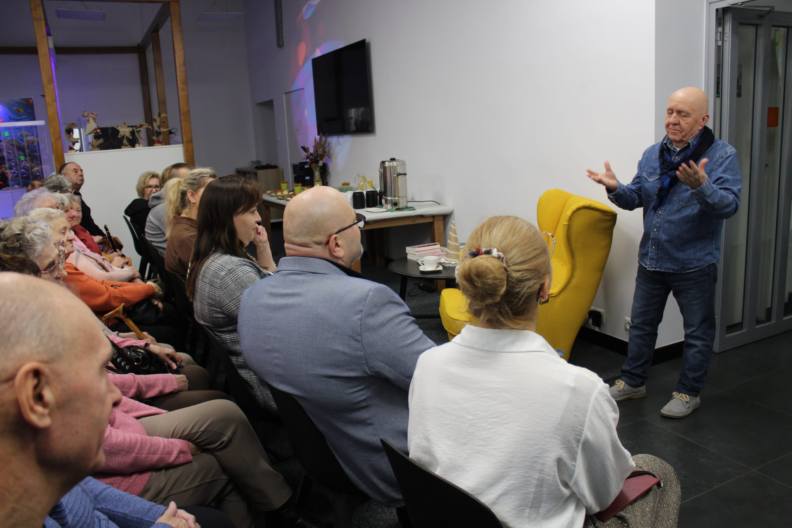 2. Zdjęcie przedstawia autora książek – Stanisława Pigułę podczas spotkania autorskiego