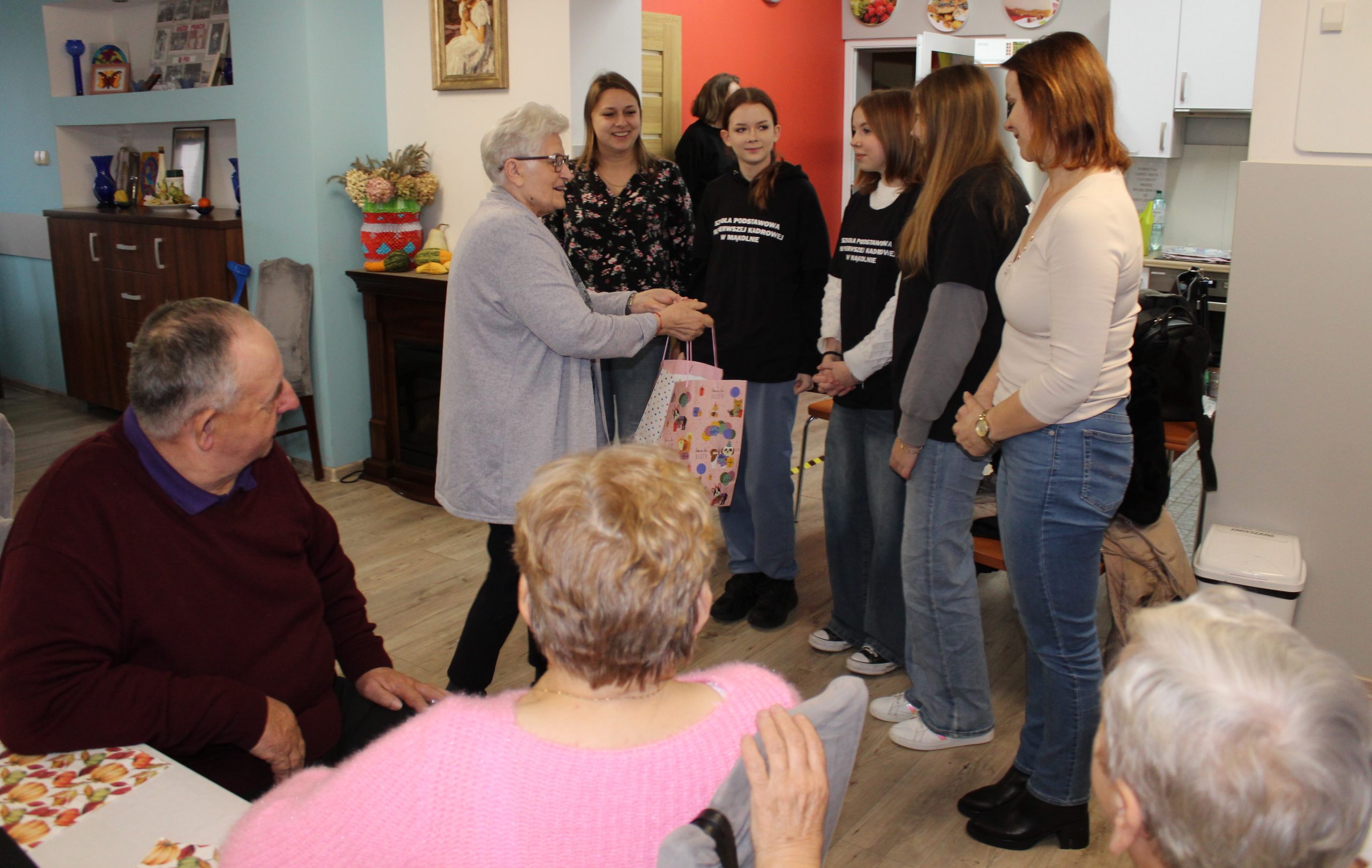 2. Na zdjęciu widzimy Uczestniczkę DDP która przekazuje Wolontariuszom podziękowanie za otrzymany podarunek.