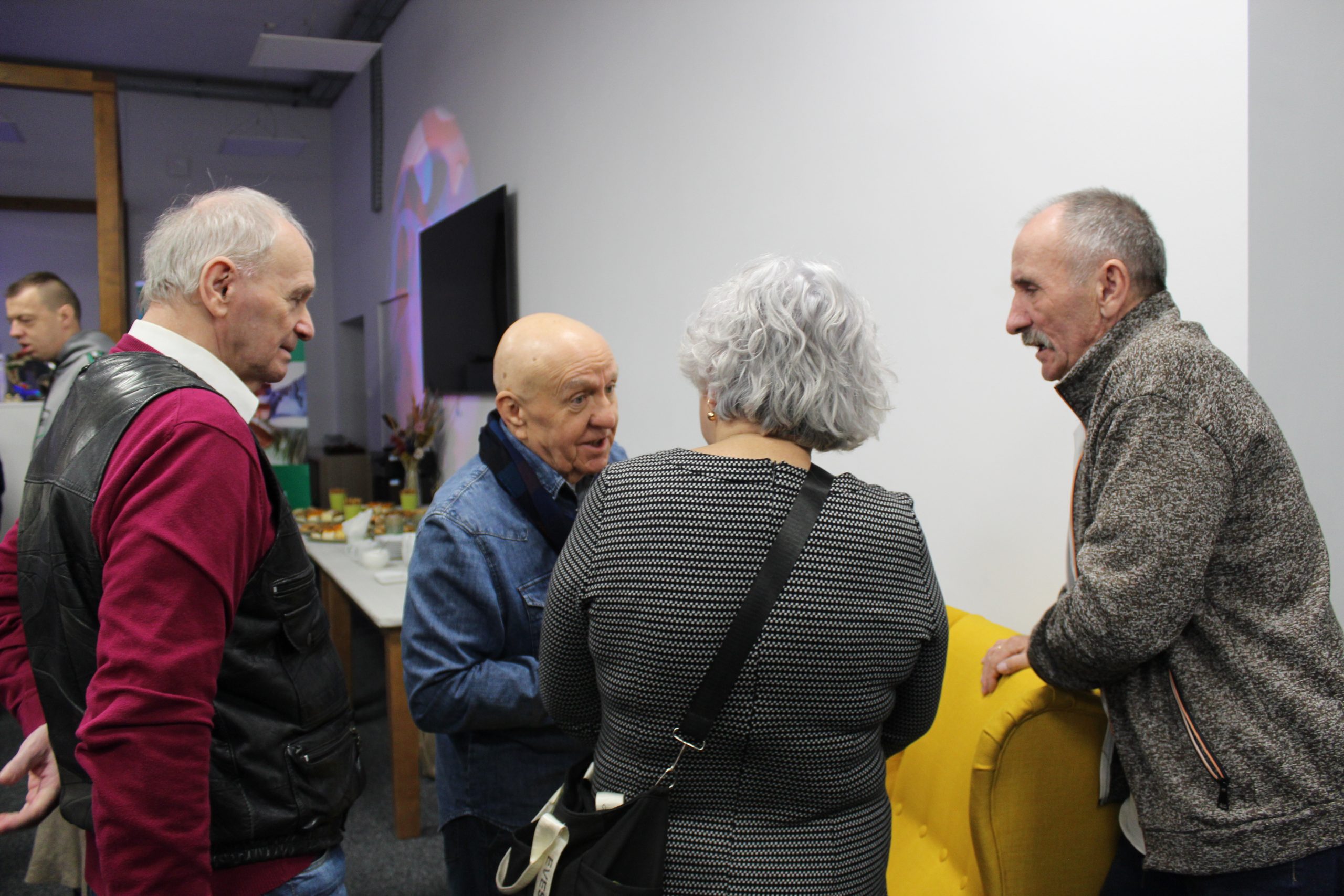 3. Zdjęcie przedstawia uczestników spotkania autorskiego w czasie rozmów indywidualnych z Stanisławem Pigułą.