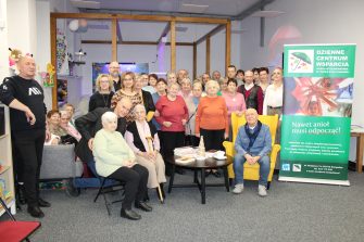 4. Zdjęcie grupowe wszystkich uczestników spotkania wykonane w Dziennym Centrum Wsparcia w Sompolnie