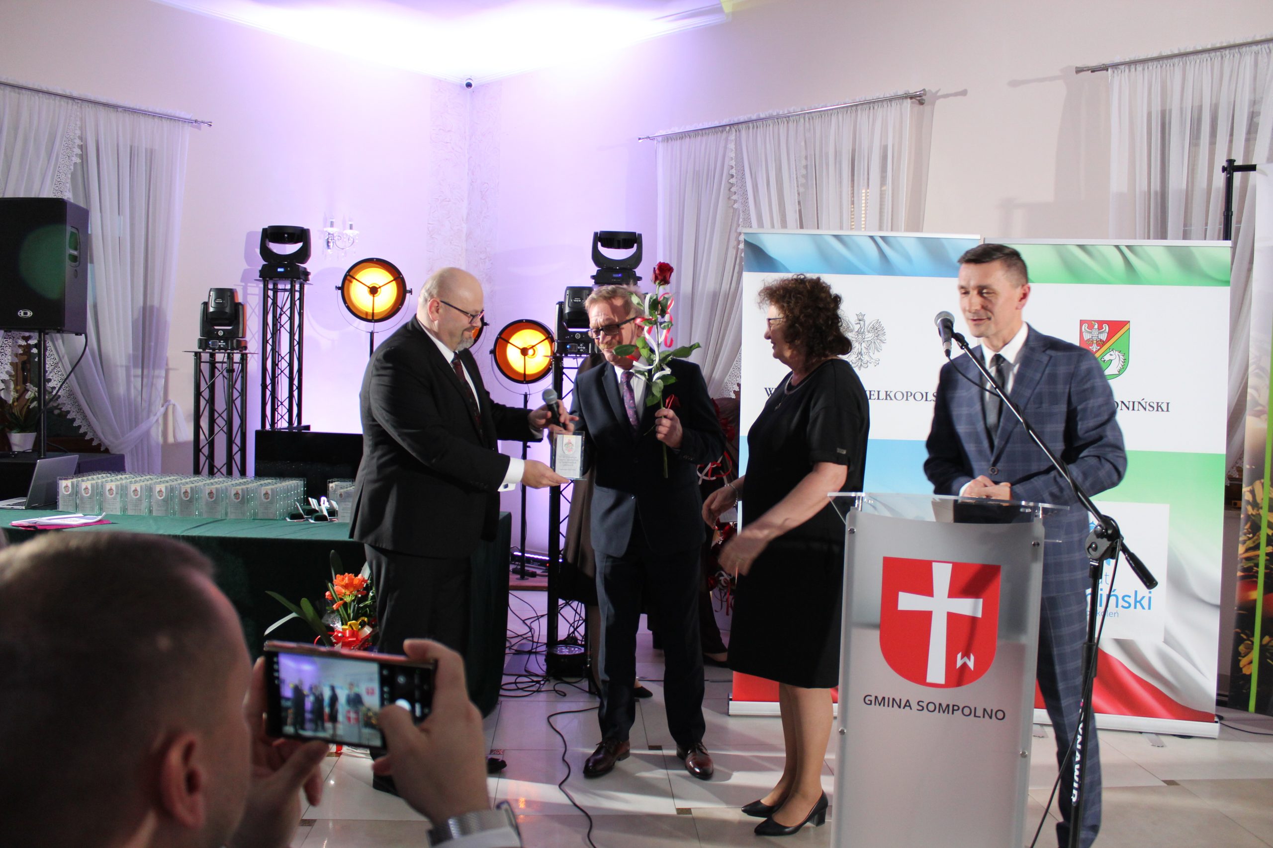 4) Na fotografii wręczanie statuetek