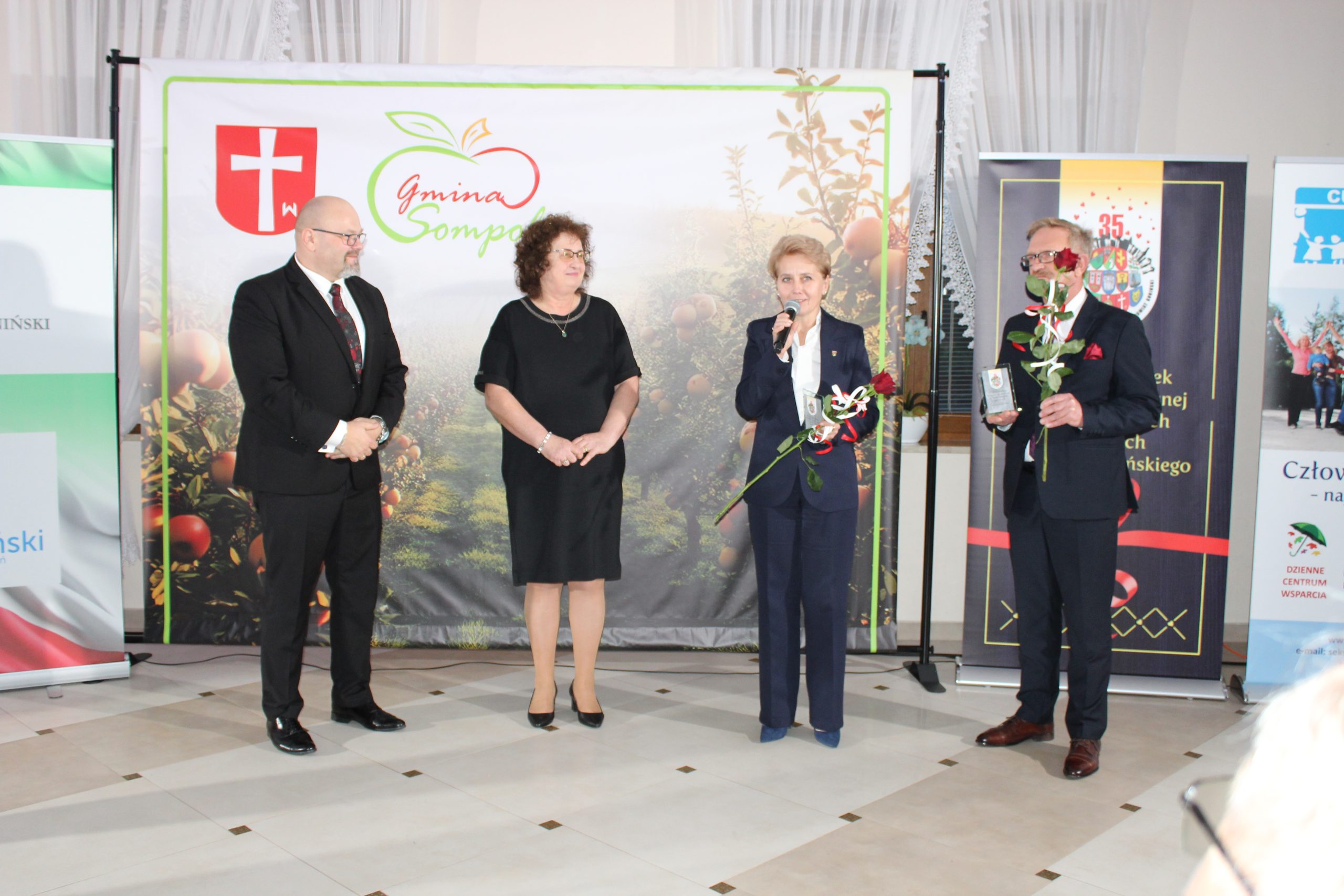 5) Zdjęcie przedstawia osoby nagrodzone z rąk starosty i wojewody