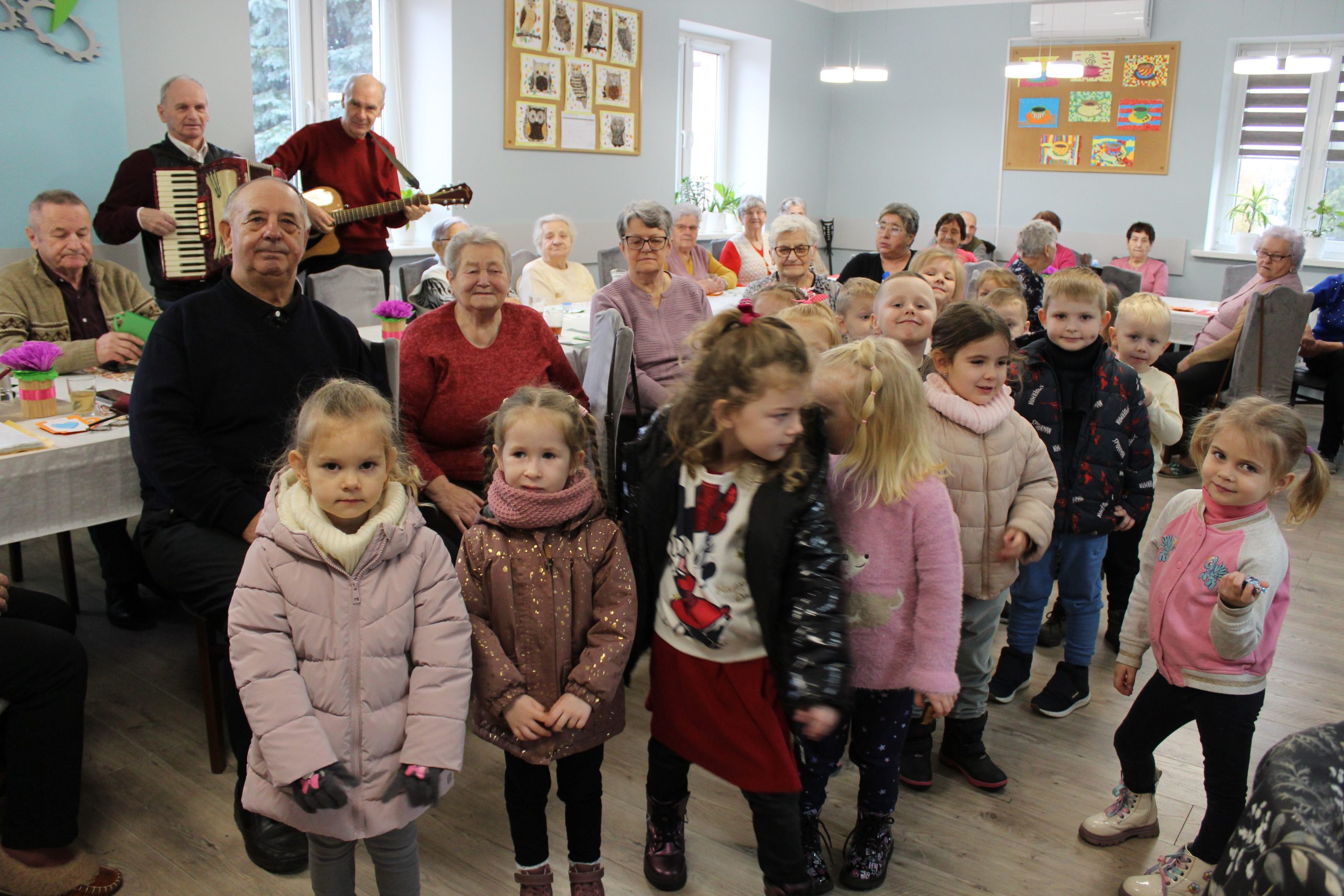 7. Zdjęcie grupowe wykonane na sali głównej DDP podczas wizyty przedszkolaków z grupy Świerszcze w DDP.