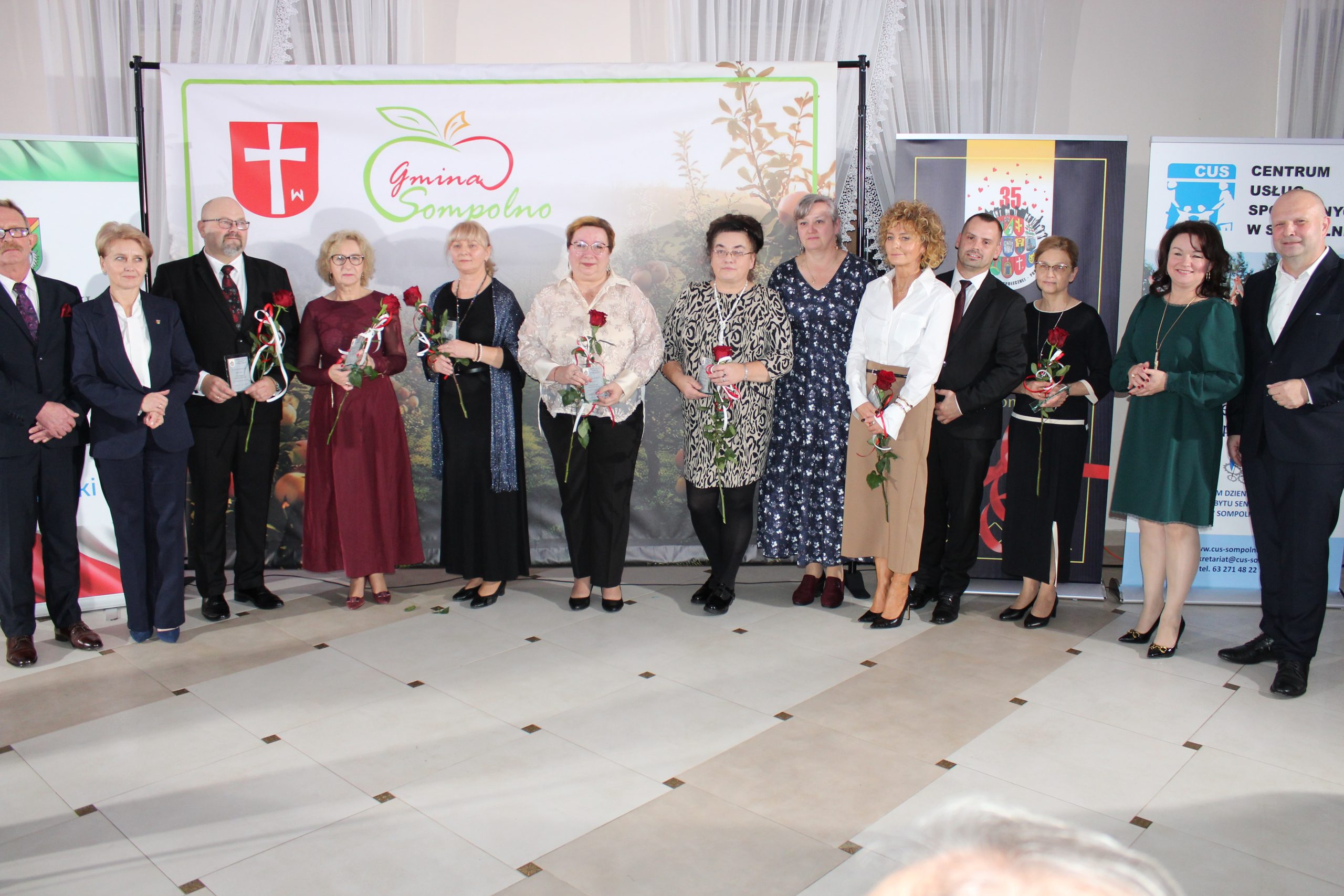 7) Na zdjęciu nagrodzenie pracownicy mgops w Sompolnie