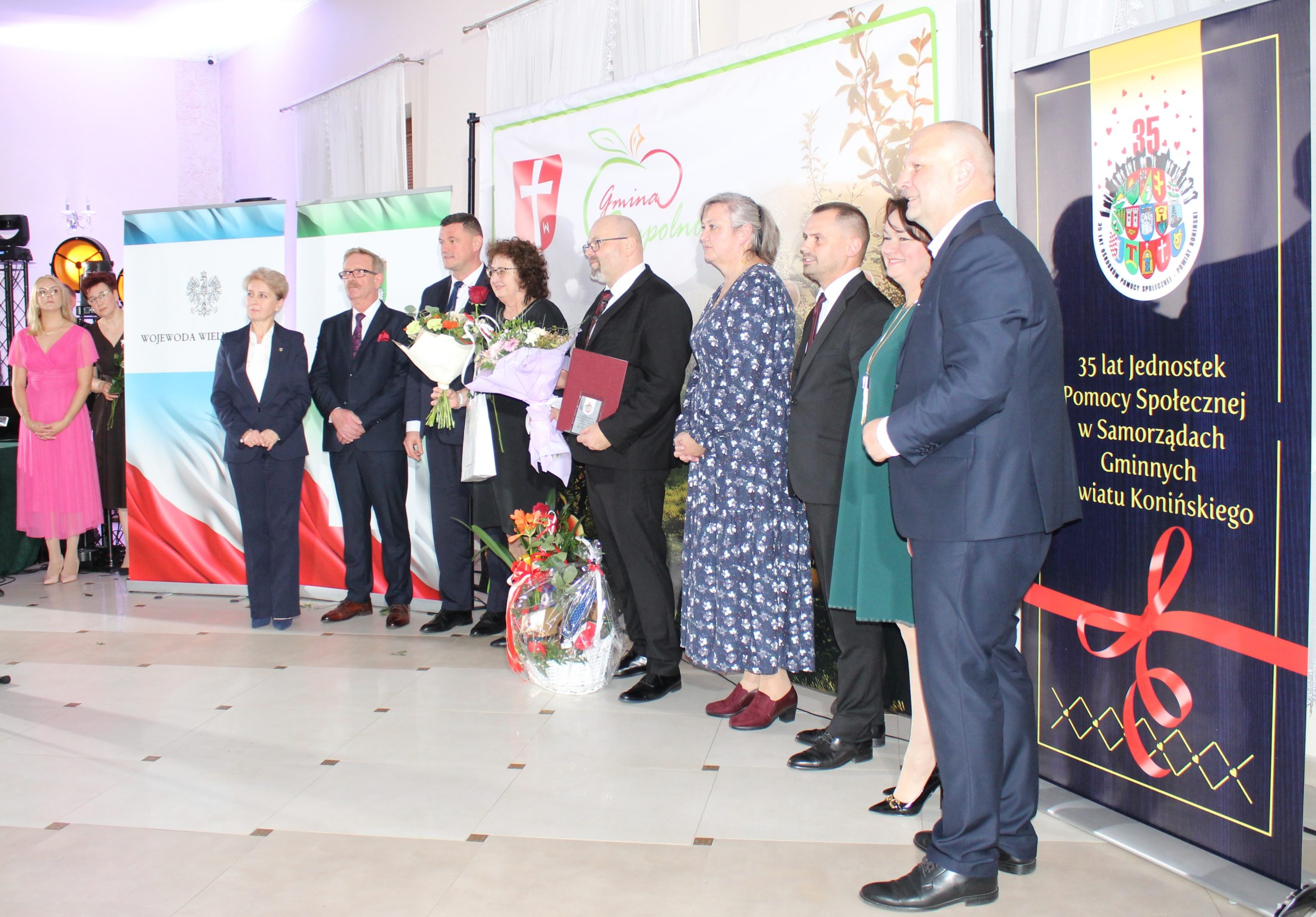 8) Na zdjęciu przedstawiciele gmin wraz z Panią Doktor Marią Szumigalską i Dyrektorem MGOPS w Sompolnie – Tomaszem Majewskim