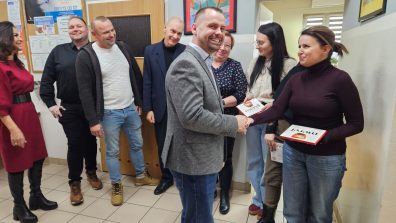 Zdjęcie przedstawia przedstawicieli Rady Miejskiej w Sompolnie podczas wizyty w MGOPS w Sompolnie z okazji Dnia Pracownika Socjalnego.